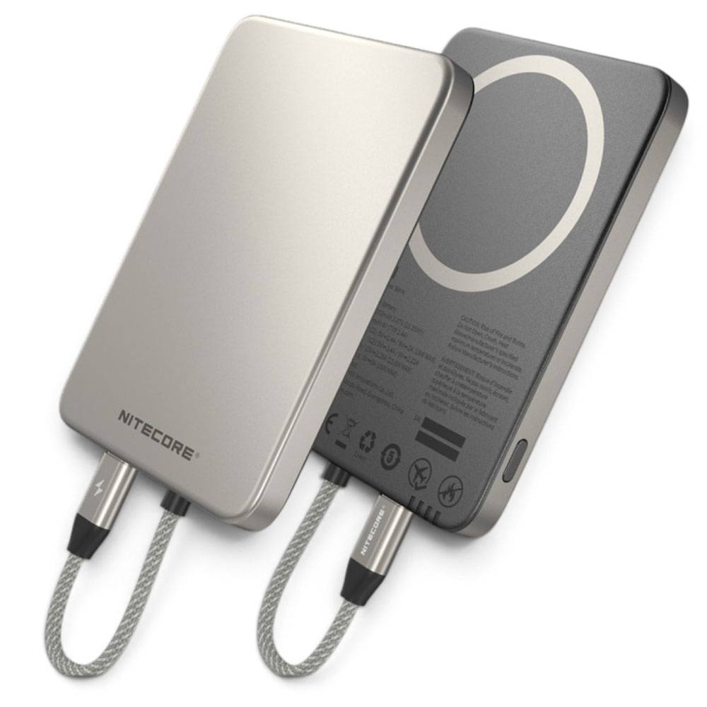 Zwei schlanke NITECORE-Powerbanks nebeneinander gezeigt, jeweils mit geflochtenen Ladekabeln; eine Vorderseite in Silber, eine Rückseite in Dunkelgrau mit einem kreisförmigen Ring im MagSafe-Stil.