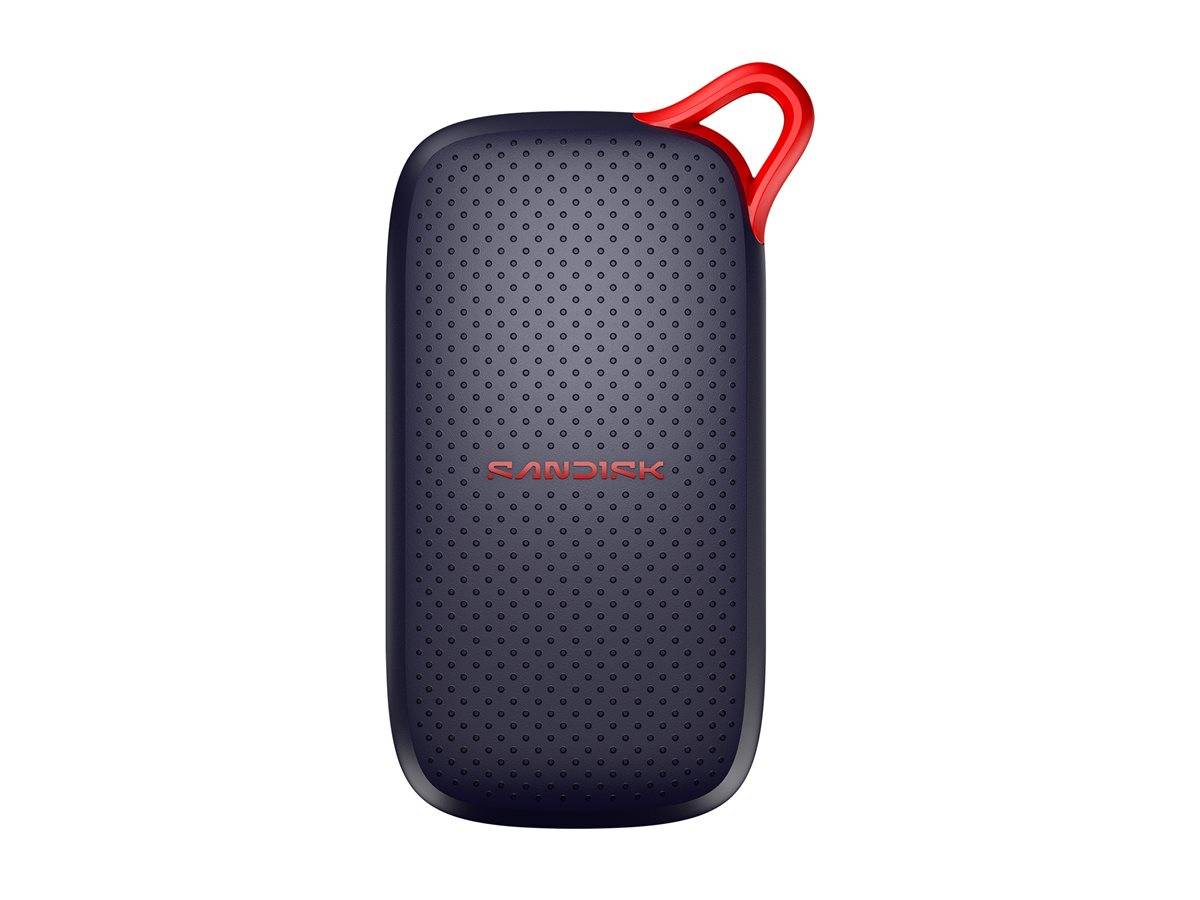 Eine schwarze tragbare externe SSD von SanDisk mit einer roten Schlaufengriff, dargestellt auf weißem Hintergrund.