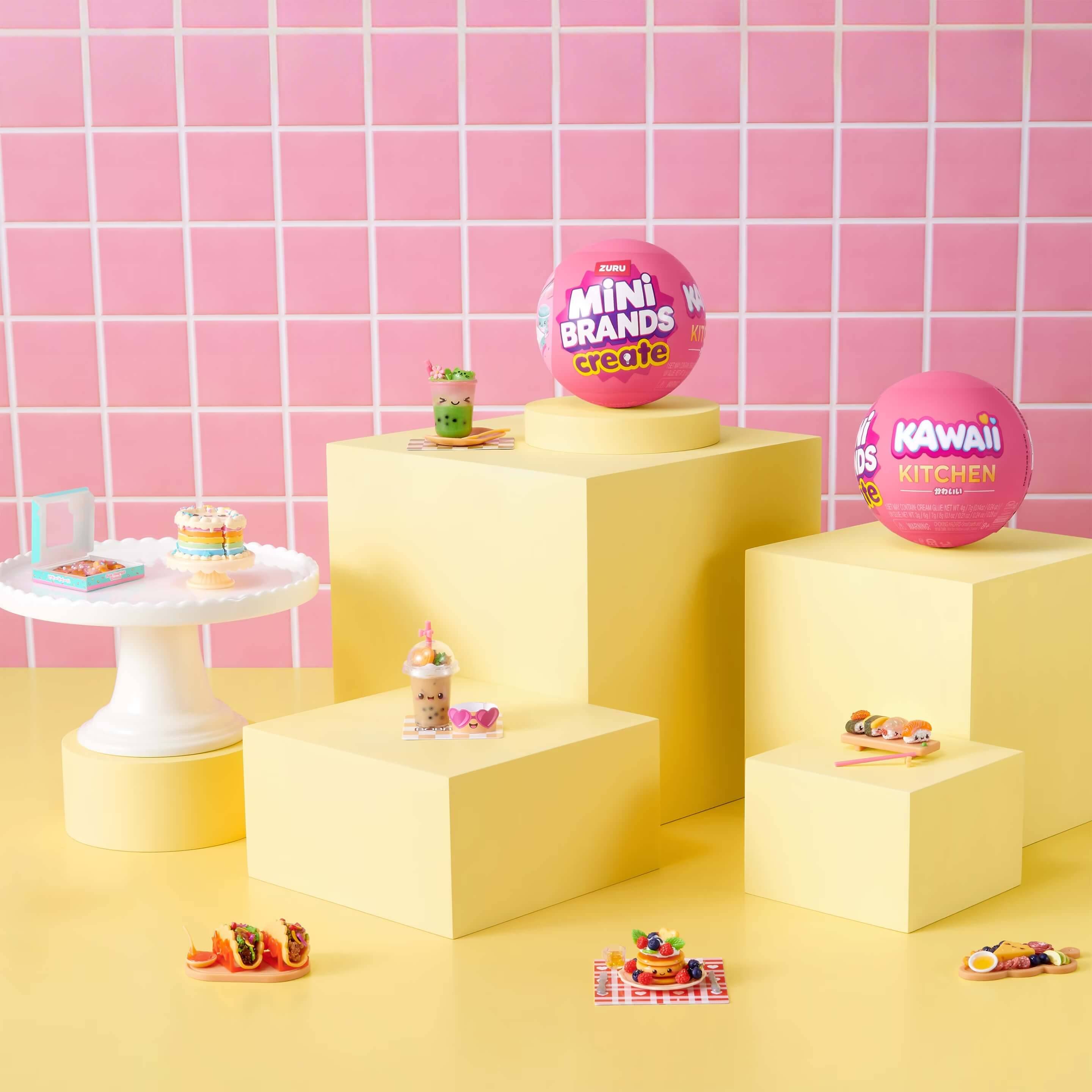 Farbenfrohe Produktanzeige von winzigen Dessert- und Lebensmittelspielzeugen auf gelben Sockeln vor einem rosa Gitterhintergrund, mit "Mini Brands Create"" und ""Kawaii Kitchen"" Bällen.