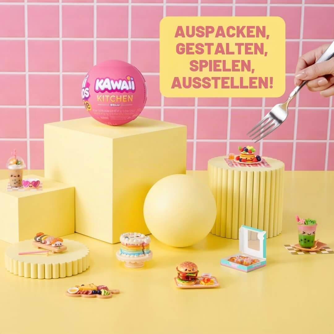 Werbeausstellung von niedlich gestalteten Miniatur-Spielzeuglebensmitteln auf gelben Sockeln, mit Text „AUSPACKEN, GESTALTEN, SPIELEN, AUSSTELLEN!" und einer Hand, die eine Gabel benutzt.