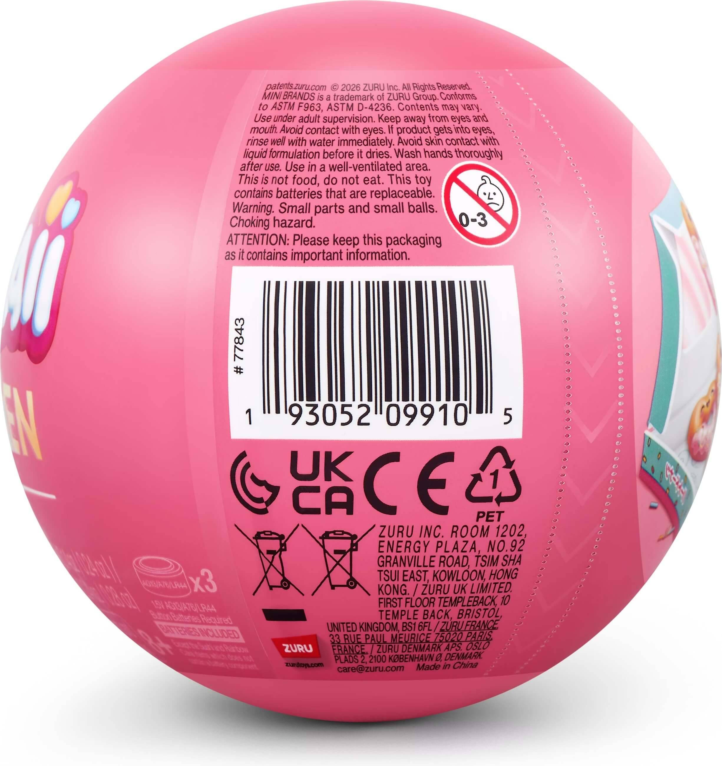 Rosa Spielballverpackung mit Barcode, Sicherheitswarntext, Altersangabe 0–3 Symbol und UKCA-/CE-Recyclingkennzeichen auf dem Rückenetikett.
