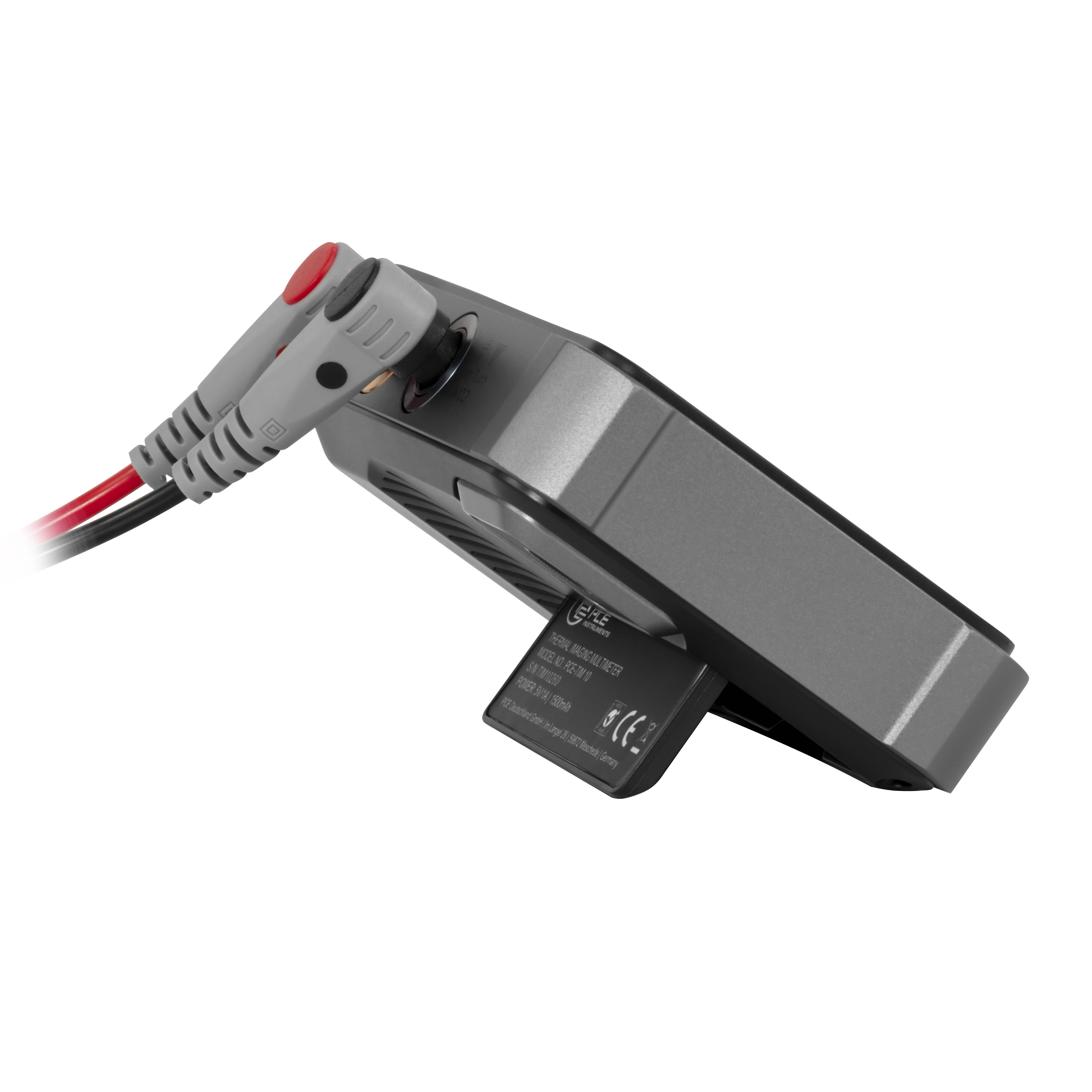 Schwarzer Stromadapter mit angebrachten roten und schwarzen Kabeln und grauem Stecker auf weißem Hintergrund.
