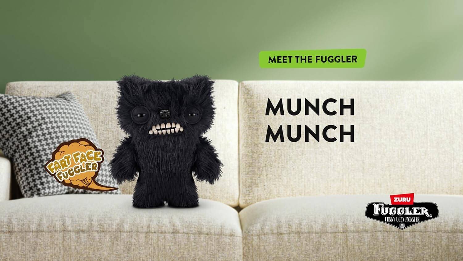 Schwarzes haariges "Fuggler""-Plüschtier auf einem Sofa neben dem Text ""MEET THE FUGGLER"" und ""MUNCH MUNCH"", mit dem Fuggler-Logo und einer Sprechblase mit der Aufschrift ""FART FACE FUGGLER"".
