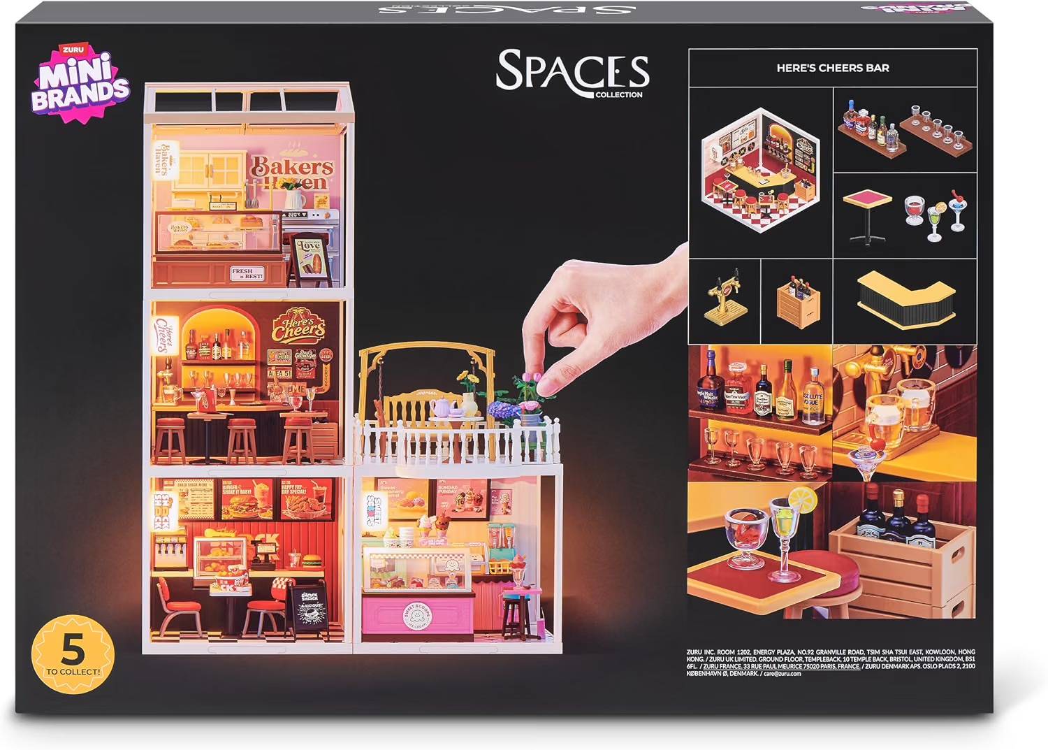 Mini Brands „Spaces"-Kollektion Verpackung mit einem Miniatur-„Here's Cheers Bar""-Spielset mit Barregalen, Hockern, Zubehör und einer Hand, die winzige Dekorationen platziert.