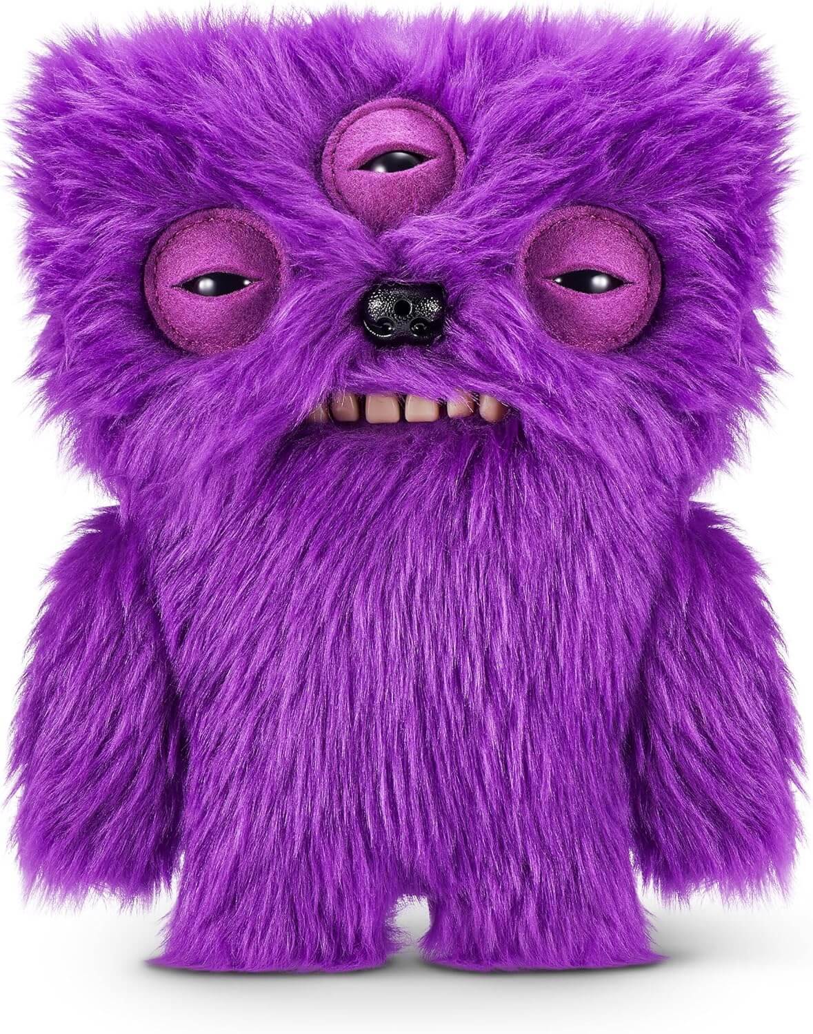 Violettes flauschiges Monstersspielzeug mit drei Augen, schwarzer Nase und kleinen Zähnen auf weißem Hintergrund.