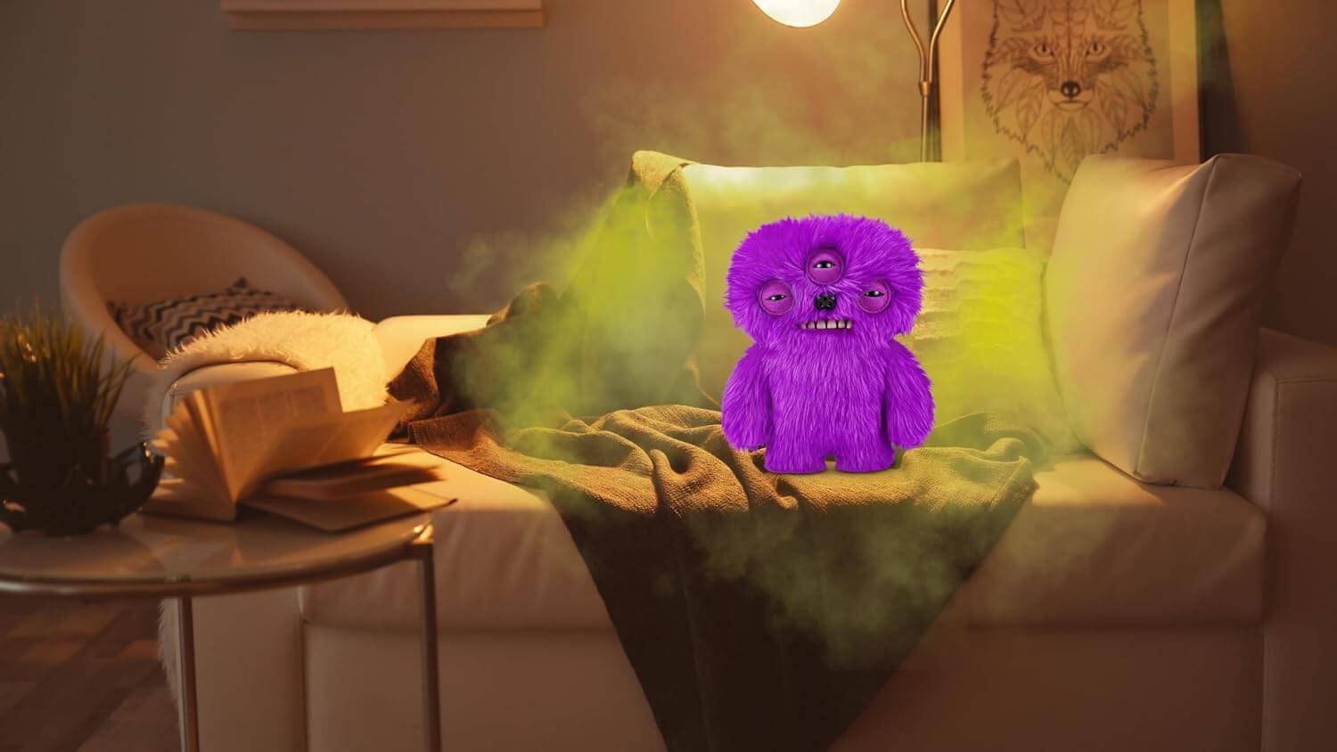 Lila plüschiges Spielzeug-Monster sitzt auf einem Bett, umgeben von grünem Rauch, mit einer Lampe und einem aufgeschlagenen Buch in der Nähe in einem gemütlichen Schlafzimmer.