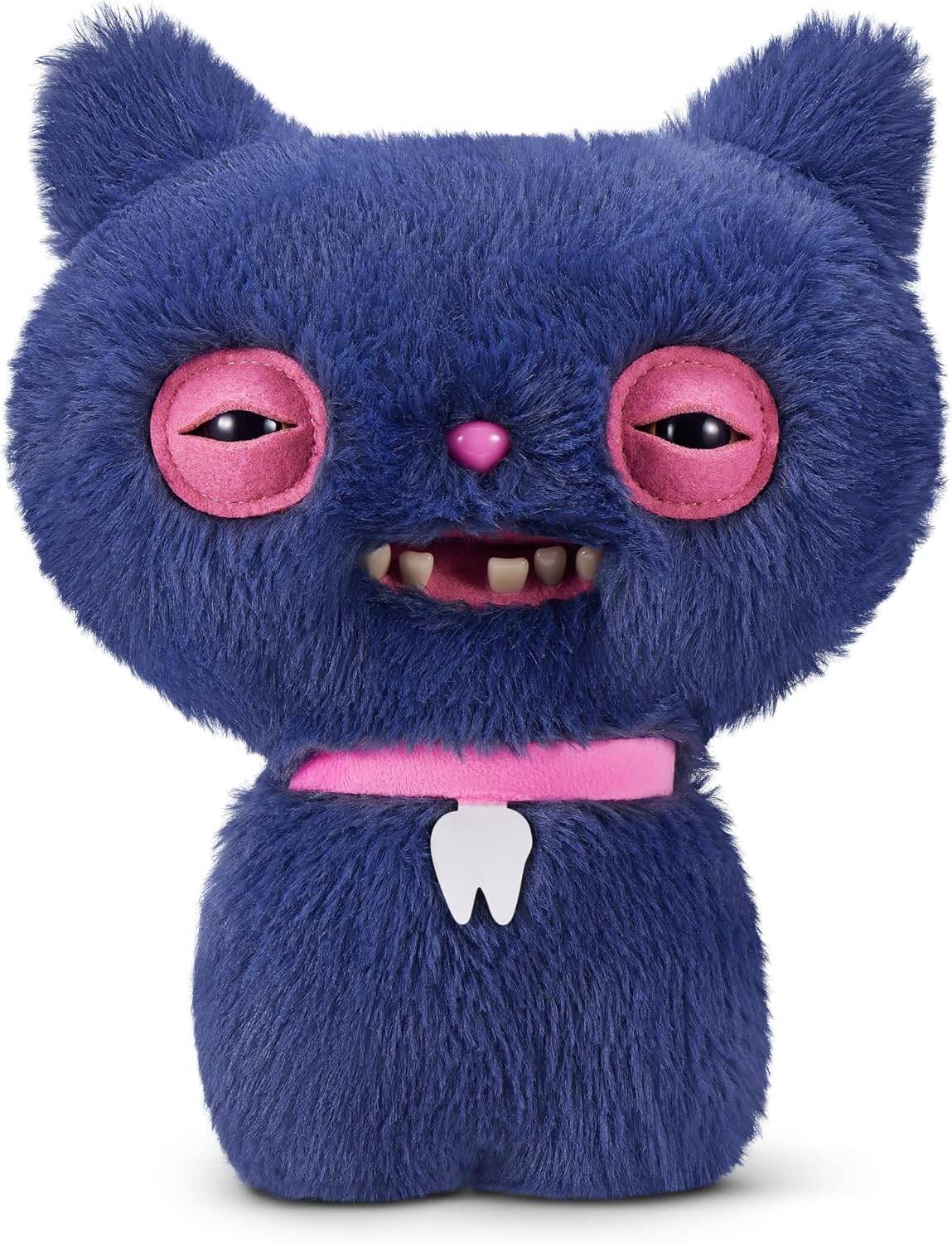 Ein unscharfes blauviolettes Monsterspielzeug mit rosa Augen, Nase und Kragen, das einen schläfrigen Ausdruck und kleine Zähne auf weißem Hintergrund zeigt.
