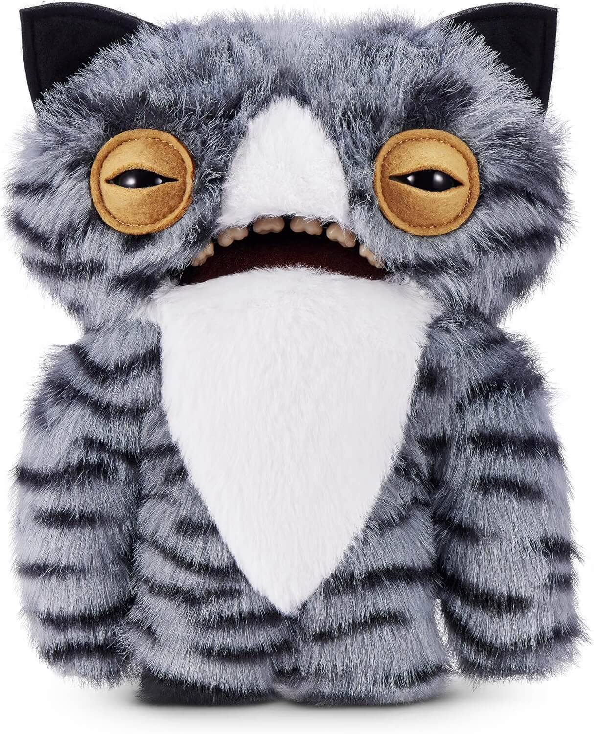 Ein weiches graugestreiftes Wesen mit verschlafenen gelben Augen, spitzen Ohren und einem großen weißen bartähnlichen Fleck, vor weißem Hintergrund dargestellt.