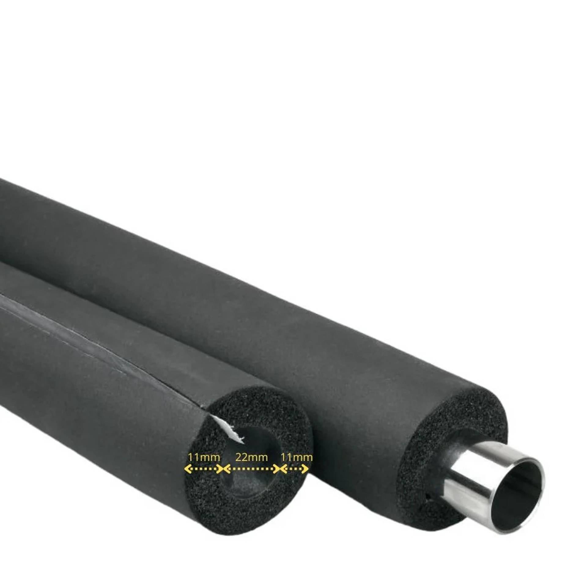Schwarzes isoliertes Rohrtrohr mit Querschnitt, der 11 mm Schaum, 22 mm innerer Kanal und 11 mm Schaumstoffschichten zeigt; Metallrohr am Ende sichtbar.