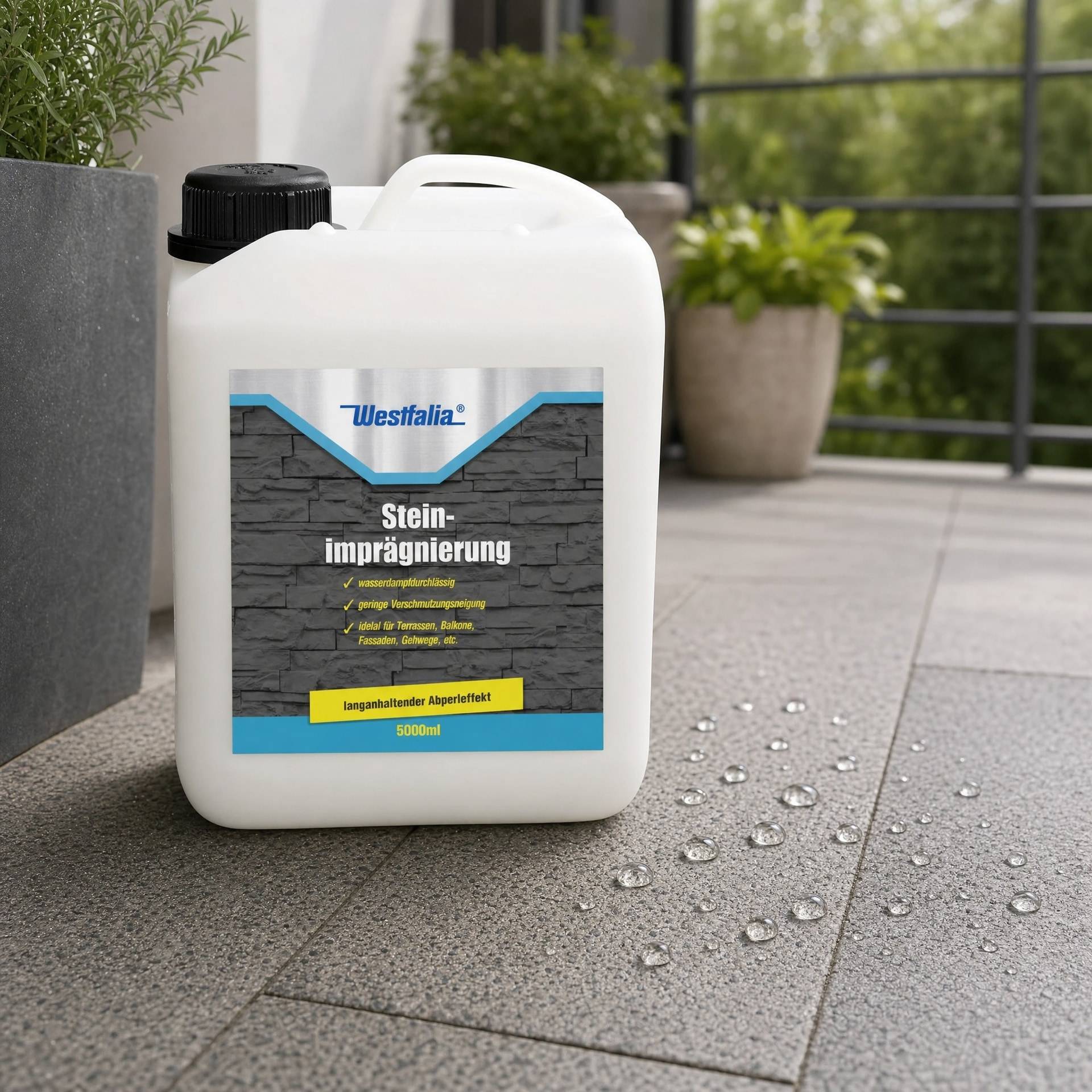 Behälter aus Westfalia-Stein mit Imprägnierung auf einer gefliesten Terrasse, mit Wassertropfen, die auf dem Boden perlen, um den wasserdichten Schutz zu zeigen.