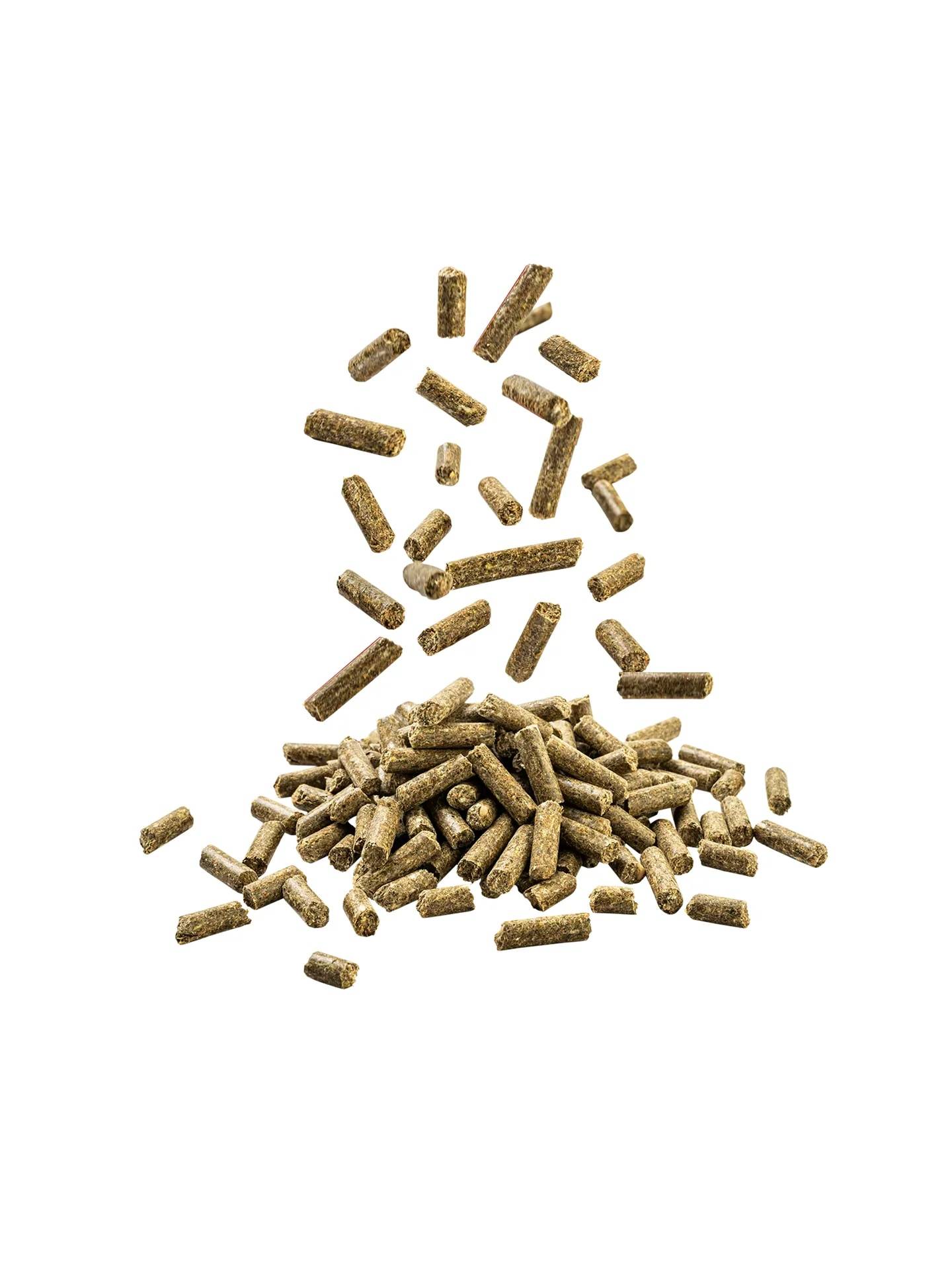 Haufen von Tierflockenfutter mit Pellets, die von oben auf weißem Hintergrund fallen.