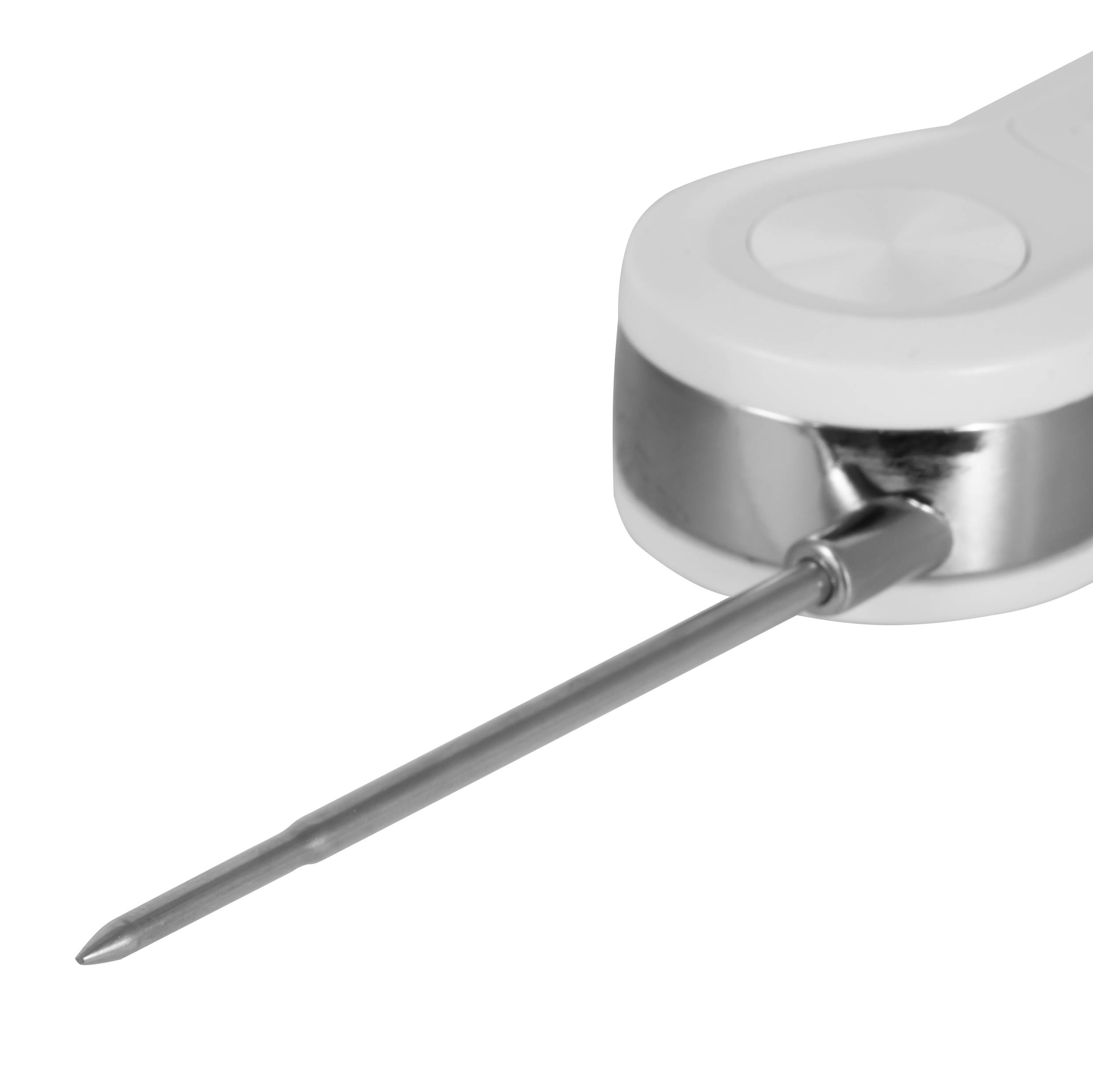 Nahaufnahme eines silbernen Kosmetik-Pumpspenders mit einer langen Metallöse, die diagonal auf weißem Hintergrund verläuft.