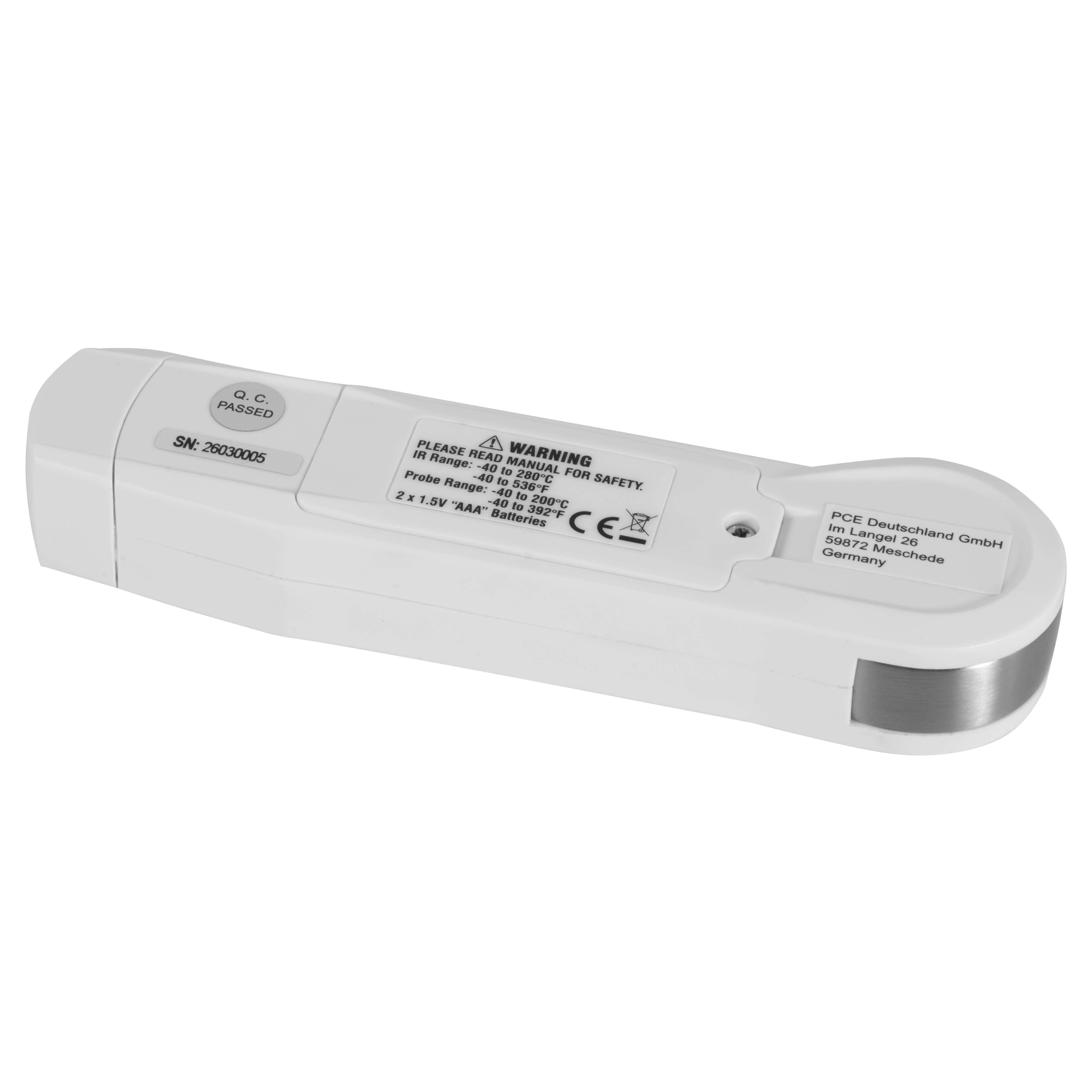 Weißes tragbares elektronisches Gerät mit Warnaufschrift und Seriennummer, von der Unterseite auf einfachem Hintergrund gezeigt.