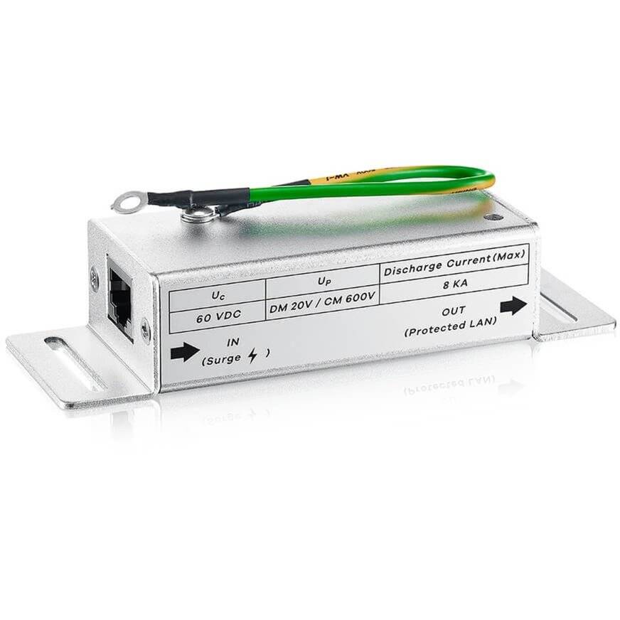 Ethernet-Überspannungsschutzmodul mit beschrifteten Ein- und Ausgängen und Erdungsleiter oben für geschützte LAN-Verbindungen.