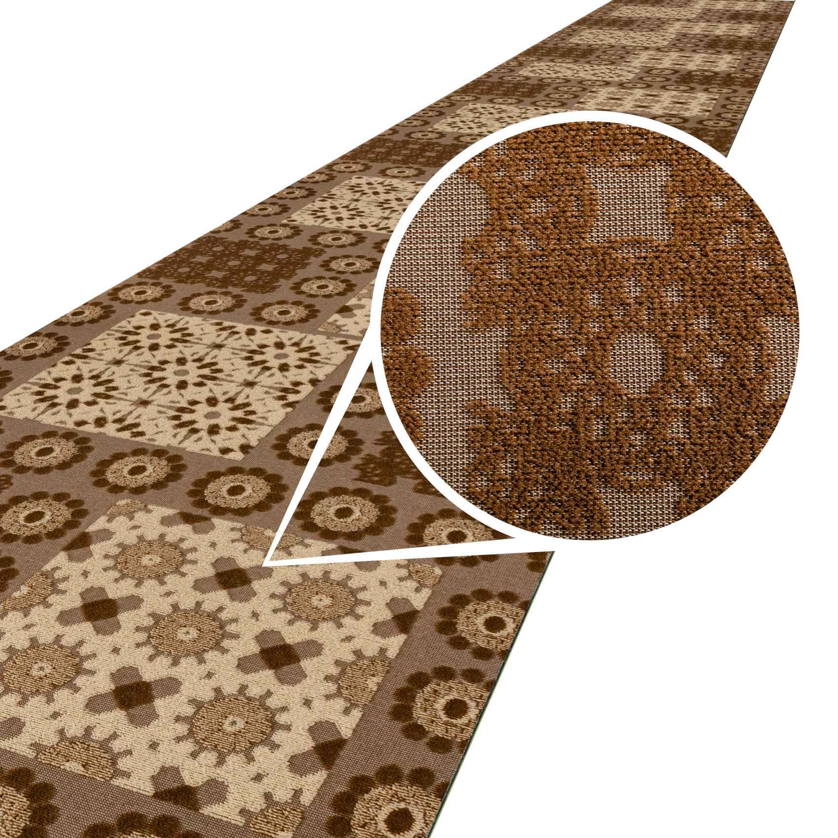 Gemusterter braun- und beigebeige Teppichläufer mit Patchwork-Blumen- und geometrischen Motiven, dargestellt mit einer vergrößerten Einfassung der Webstruktur.
