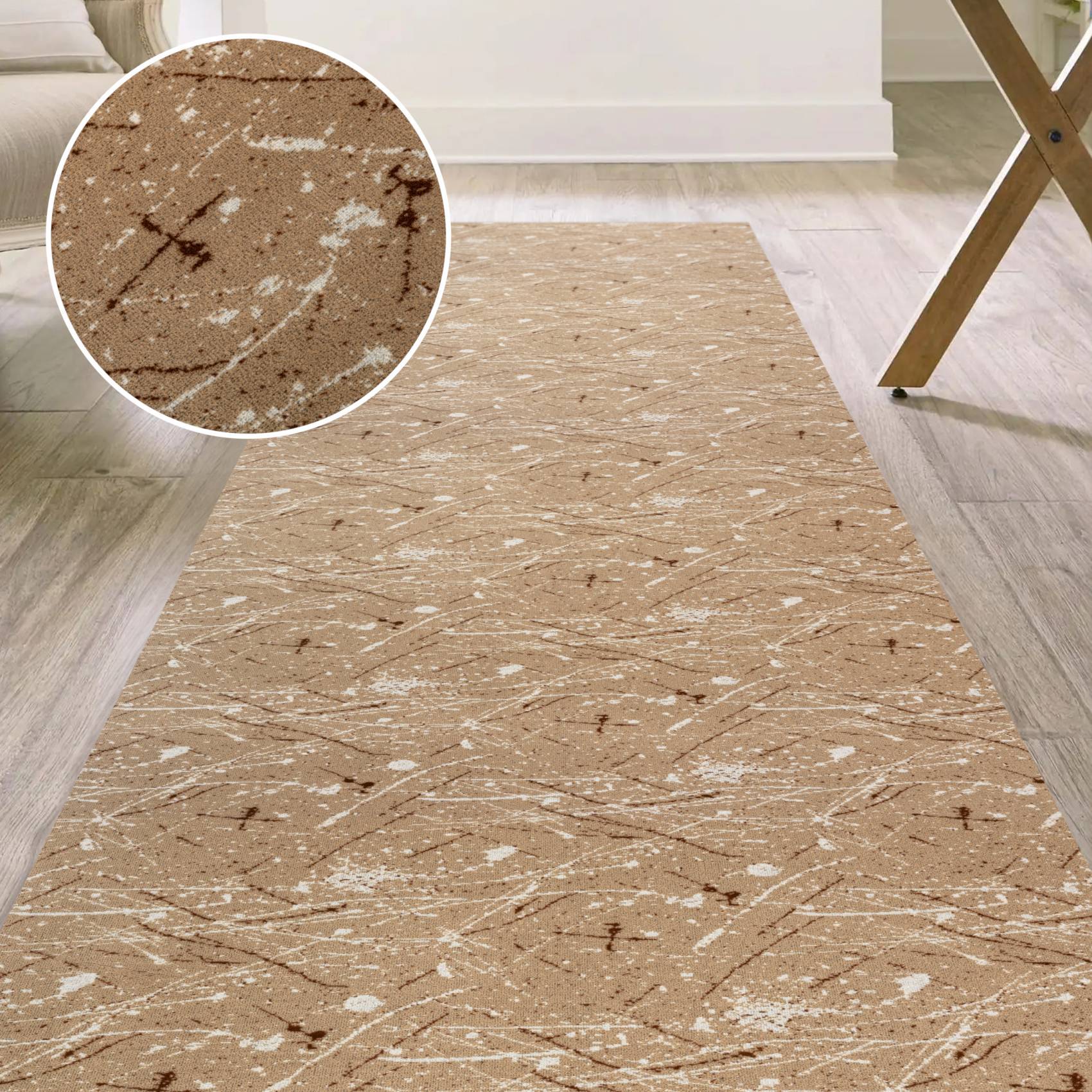 Beiger strukturierter Bereichsteppich in einem Wohnzimmer, dargestellt mit einer kreisförmigen Nahaufnahme-Einfügung, die das Muster und die Florddetails hervorhebt.