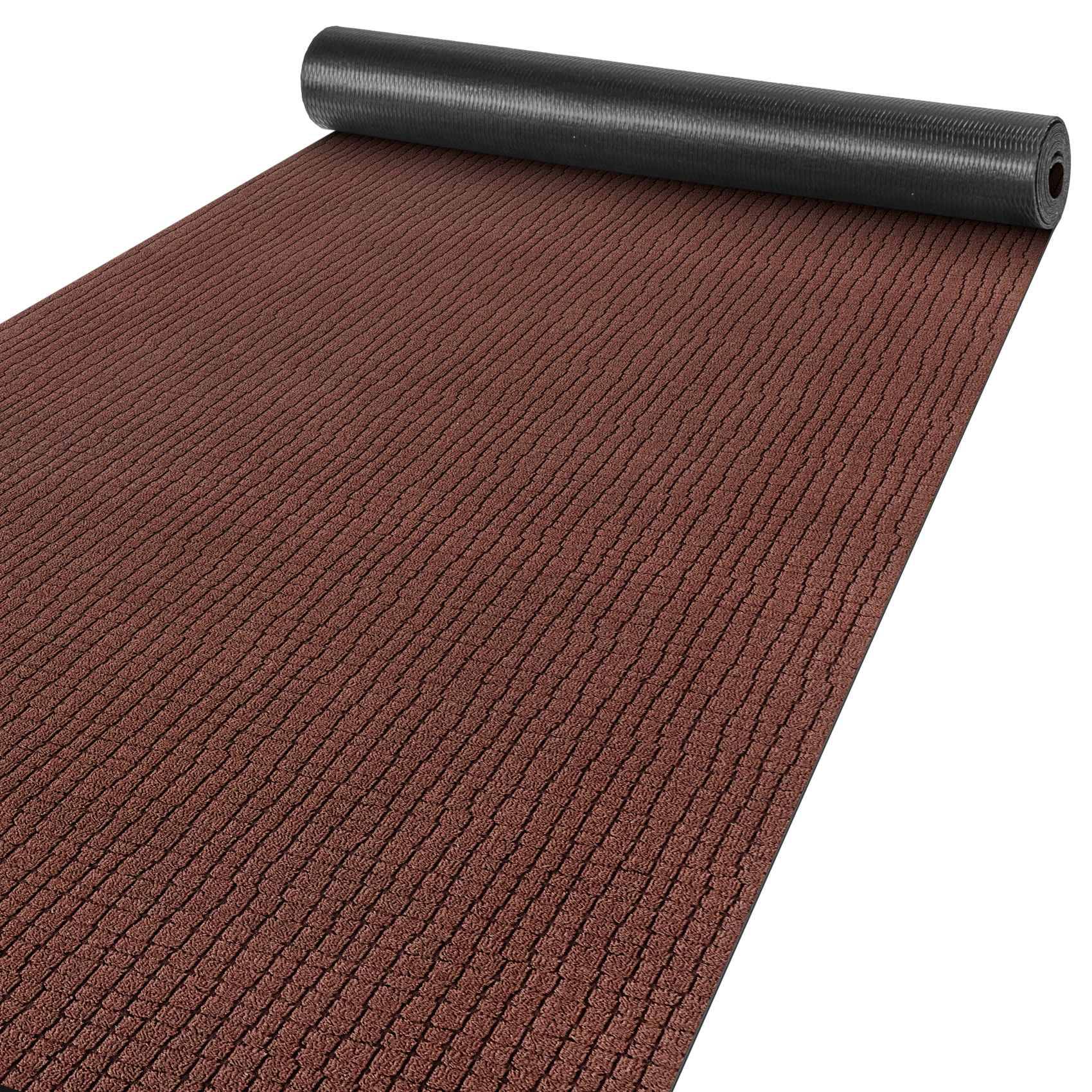 Eine teilweise aufgerollte schwarze Unterlagsmatte, die über eine braune strukturierte Oberfläche ausgerollt ist und einem Dachabdeckungs- oder Bodenschutzmaterial ähnelt.