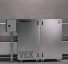 Großer silberner Industrie-Schrank oder Gerätegehäuse mit der Bezeichnung VEX vor einer schlichten Wand.