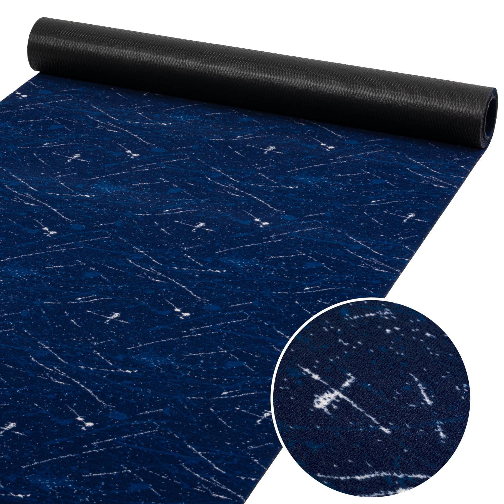 Rolle aus blauem strukturiertem Vinylboden mit weißen kratzerähnlichen Flöckchen und eine vergrößerte Nahaufnahme, die das Oberflächenmuster zeigt.