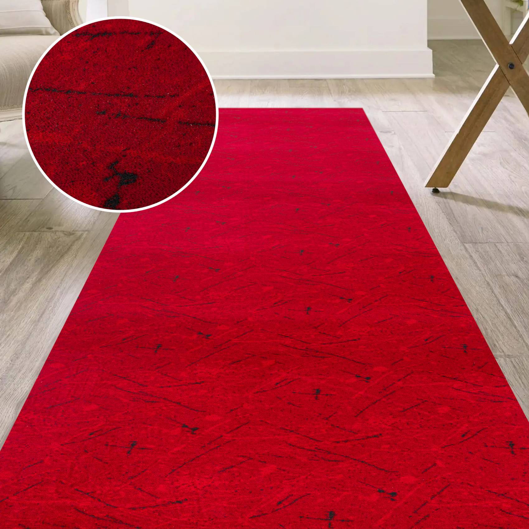 Roter strukturierter Bereichsteppich auf hellem Holzboden, gezeigt in einem Raum mit Möbelbeinen und einer kreisförmigen Nahaufnahme der Teppichfasern.