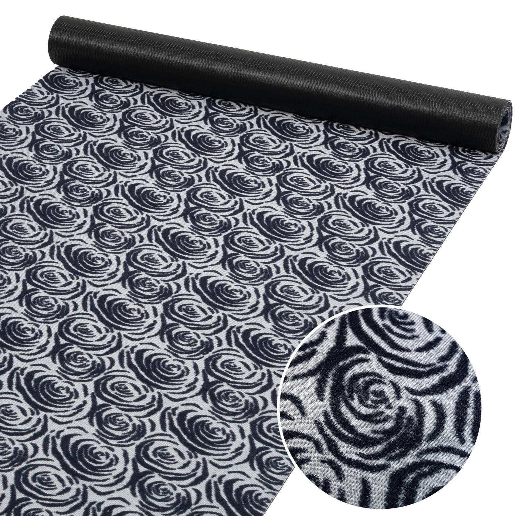 Aufgerollte schwarze Yogamatte mit weißem Rosenmuster und eine vergrößerte Einfügung, die das strukturierte Blütendesign zeigt.
