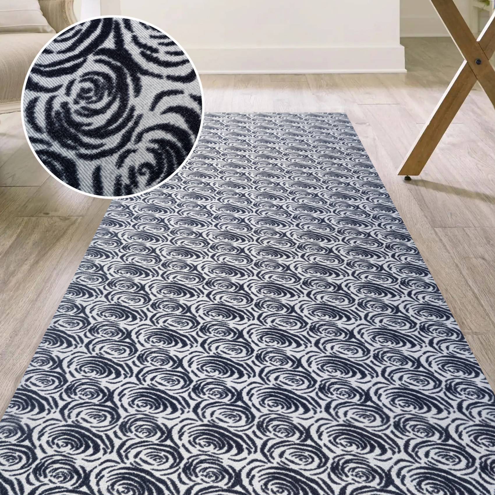 Blau-weißer gemusterter Bereichsteppich mit wirbelnden Blumenmotiven, gezeigt in einem Zimmer und hervorgehoben durch eine Nahaufnahme der Textur.