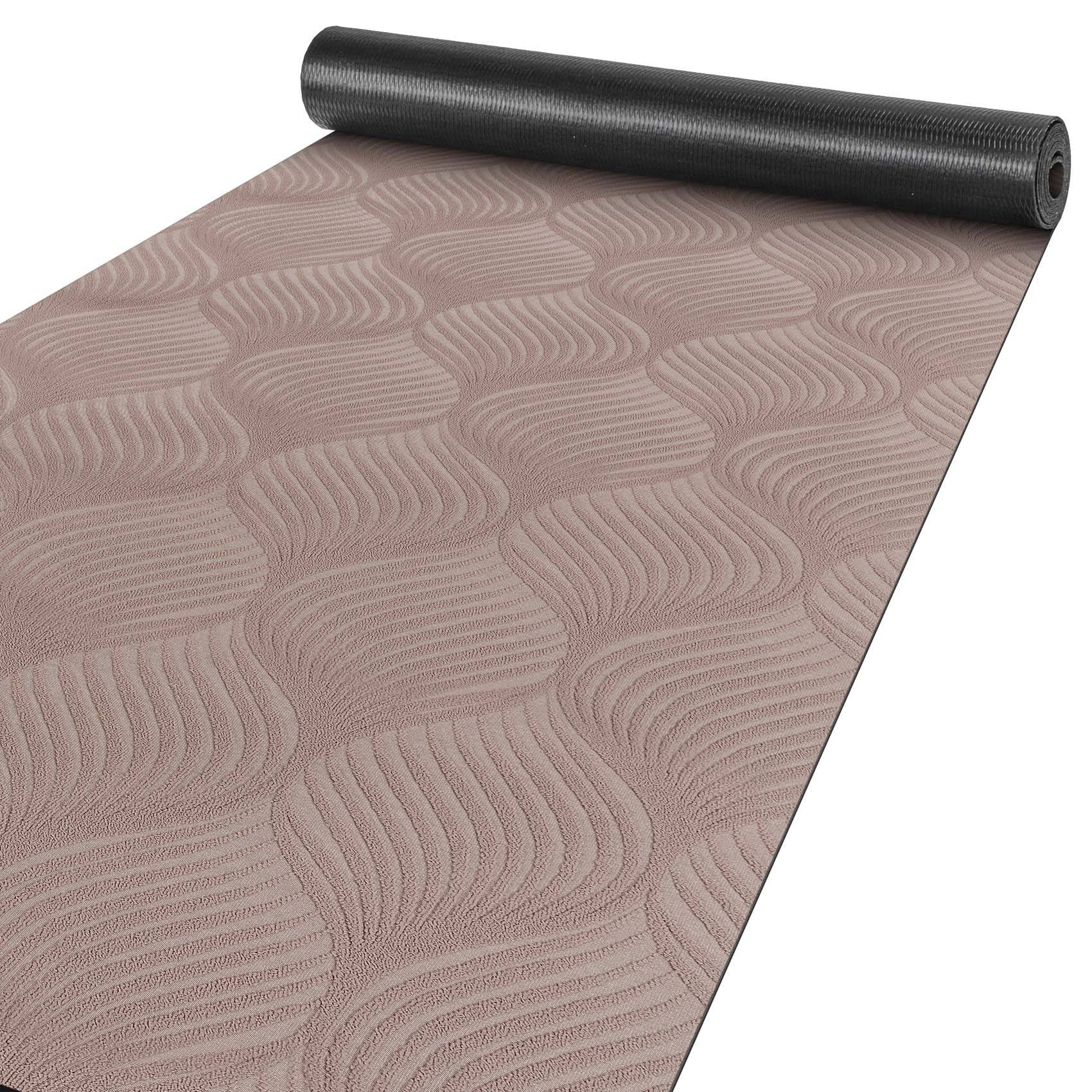 Gerollte braune strukturierte Bodenmatte oder Teppich mit einem wellenmuster auf weißem Hintergrund.