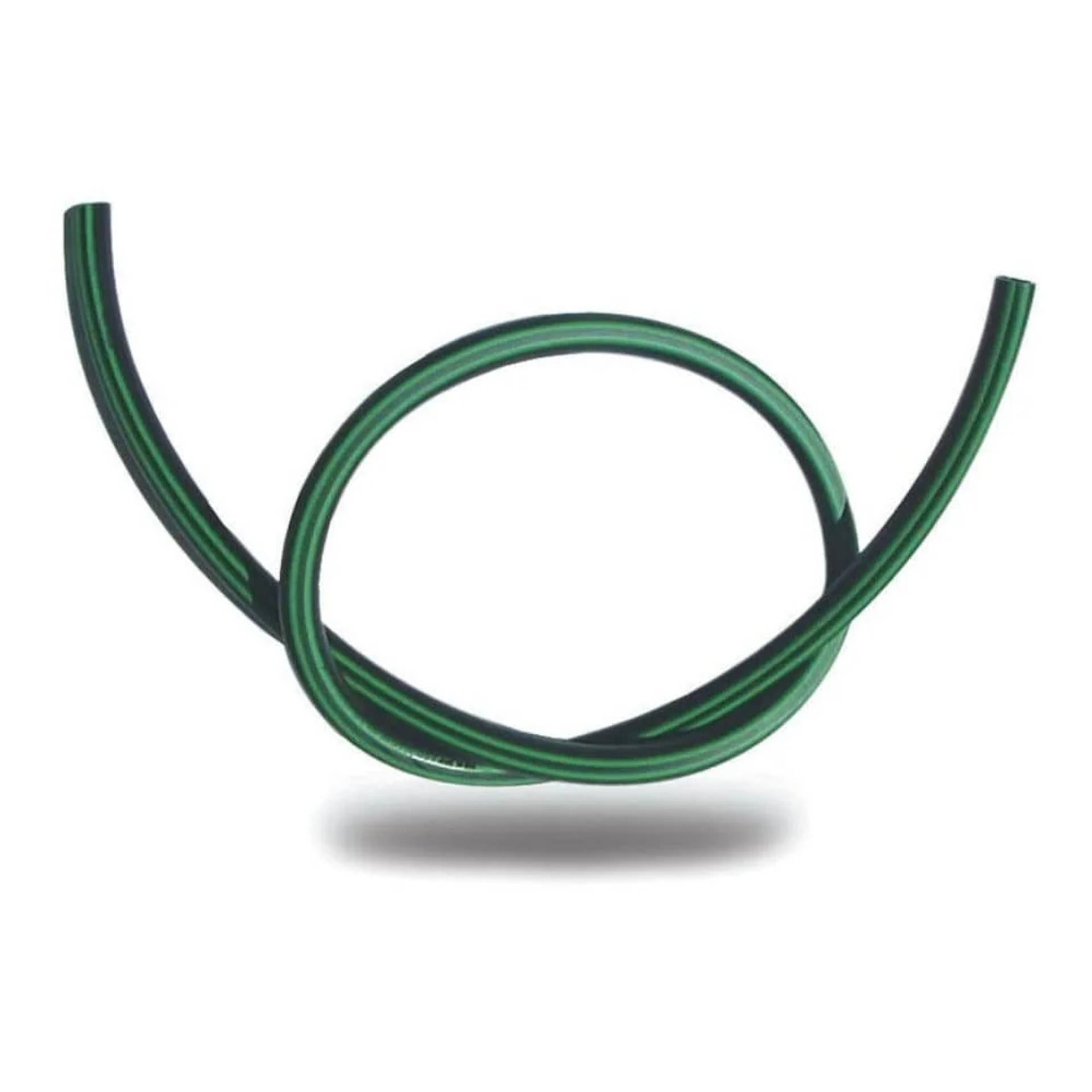 Grün-schwarz gestreifter Schlauch oder Kabel in einer Schleife aufgerollt auf weißem Untergrund.