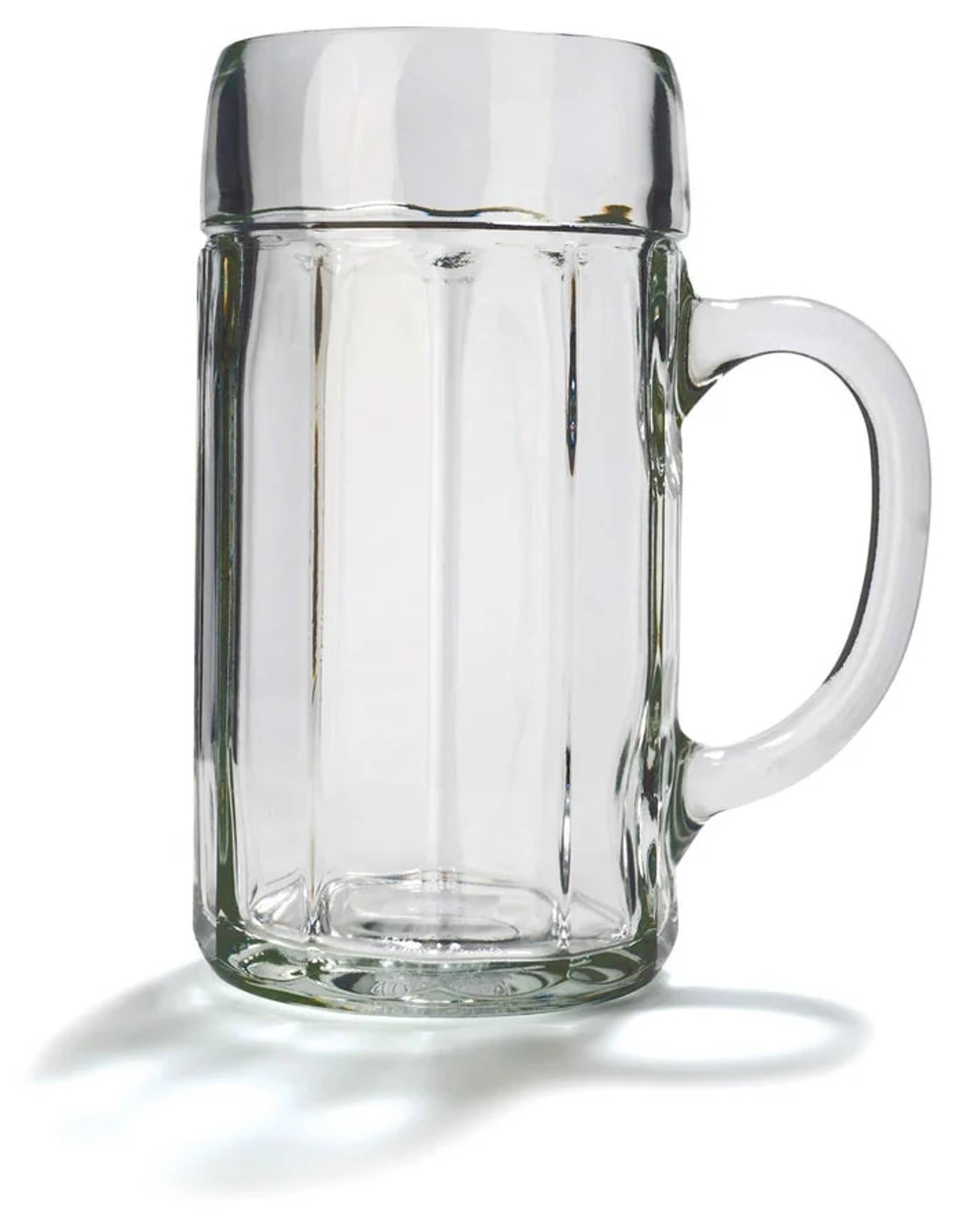 Ein klares Glaskrug-Bierglas mit Henkel auf weißem Hintergrund.