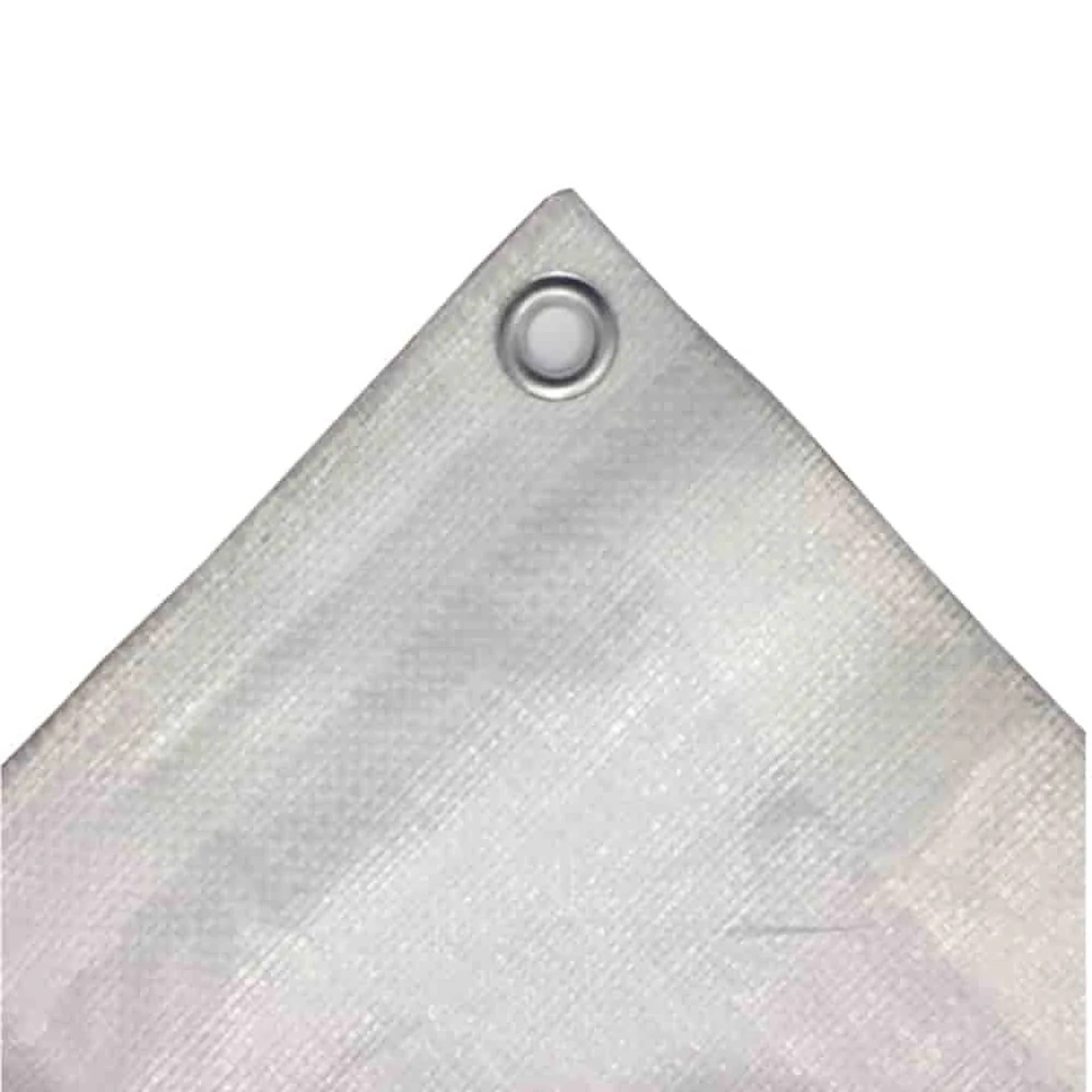 Nahaufnahme einer silbernen dreieckigen Plane oder eines Banners mit einer verstärkten Metallöse in der oberen Ecke auf weißem Hintergrund.