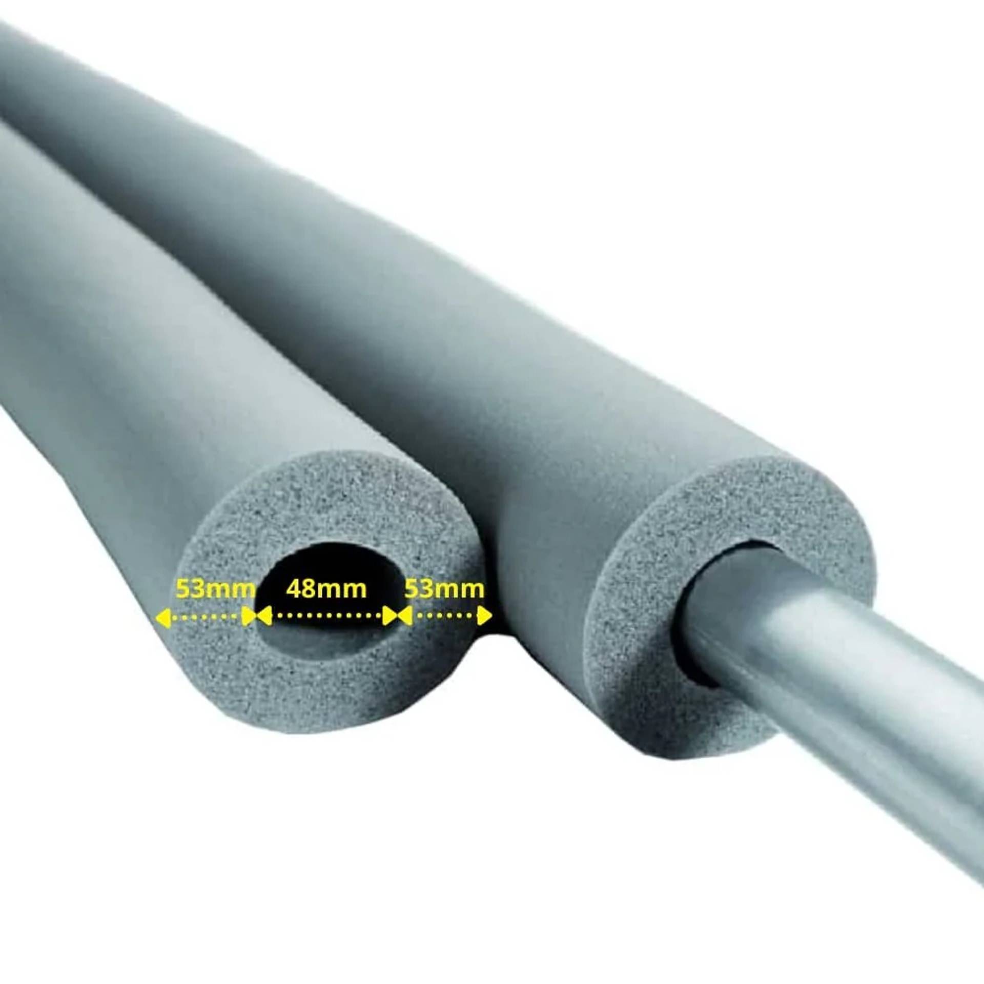 Graues Schaumrohr-Isolationsmaterial mit hohlem Zentrum, zeigt Abmessungen von 53 mm Außendurchmesser und 48 mm Innendurchmesser.