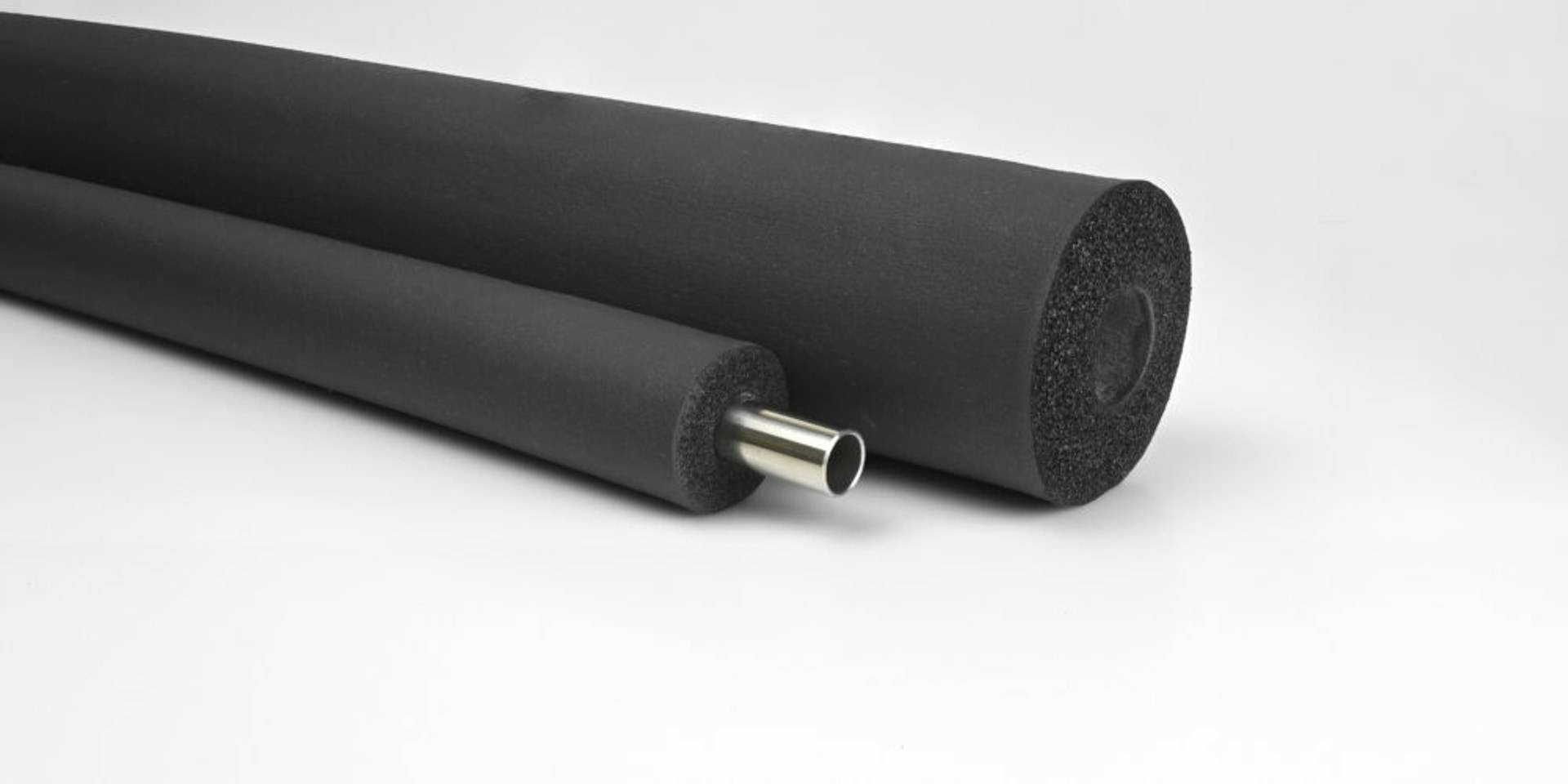 Schwarze Schaumstoff-Rohrisolierungsmanschetten mit einem Metallrohr, das sich von einem Ende erstreckt, auf weißem Hintergrund dargestellt.