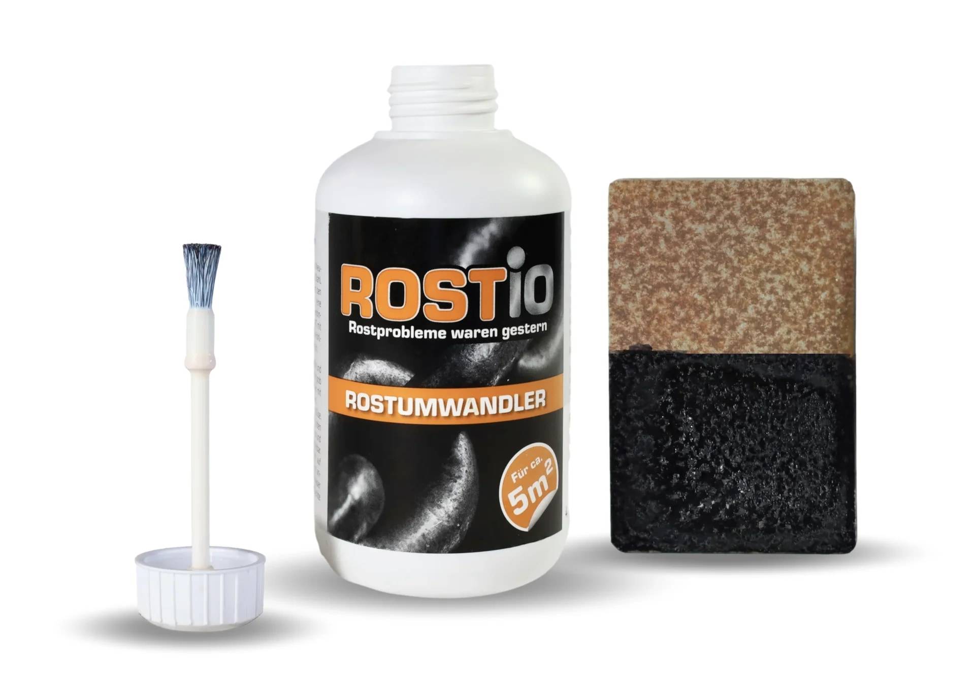 Rostumwandler-Flasche mit der Bezeichnung „ROSTIO" neben einem Applikatorpinsel und einer rostigen Metallprobe, die behandelte und unbehandelte Bereiche zeigt.