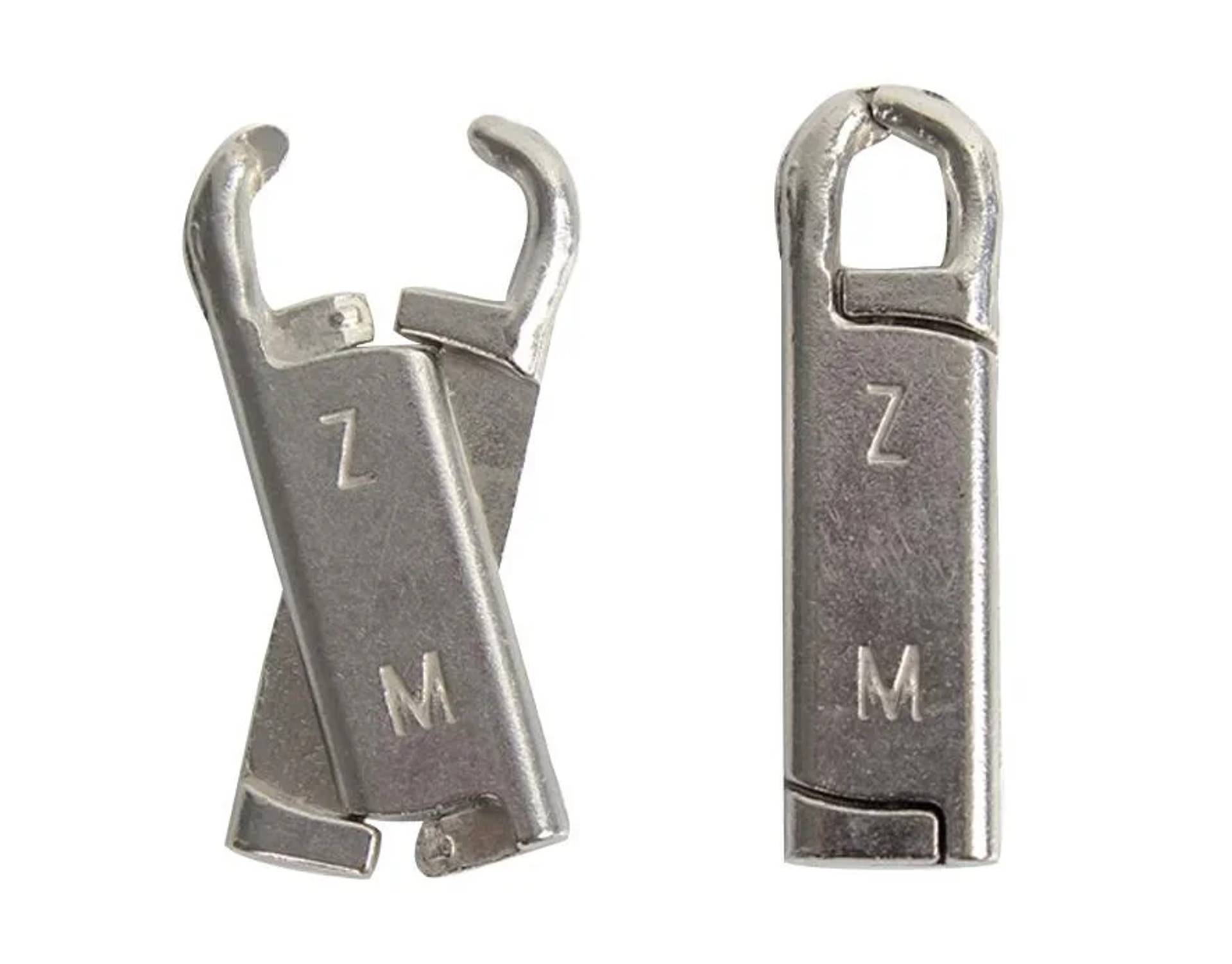 Zwei Metallreißverschluss-Zuggriff-Hardwareteile, nebeneinander gezeigt, beide mit 