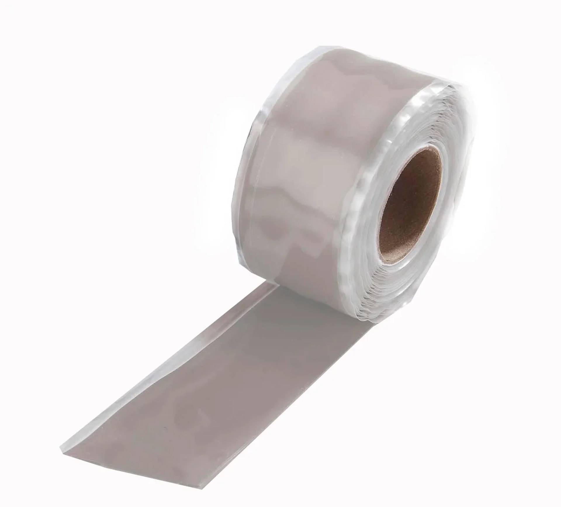 Rolle aus grauem Klebeband mit einem lose ausgestreckten Streifen auf weißem Hintergrund.