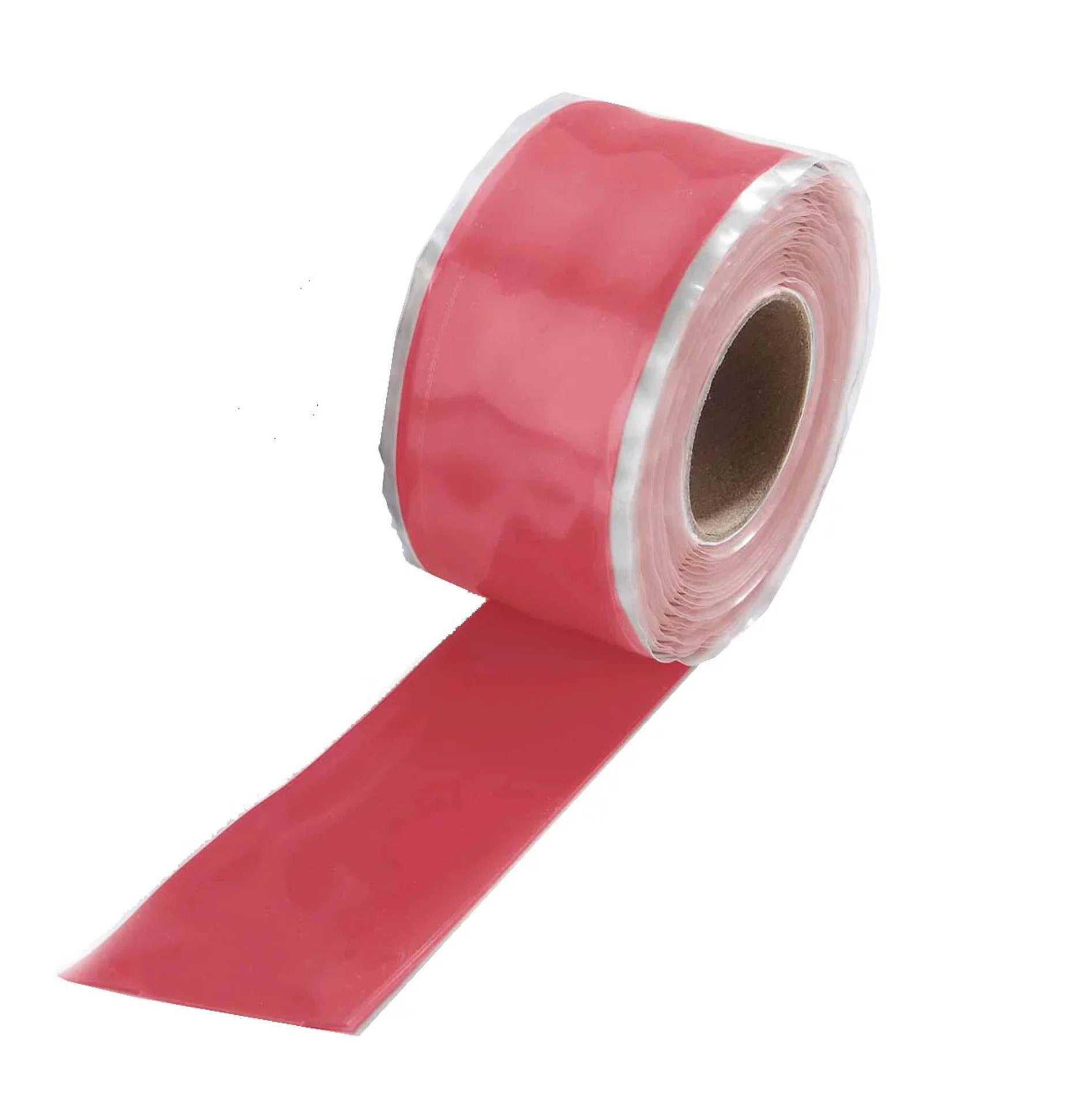 Rolle rotes Klebeband mit einem abgerollten Streifen auf weißem Hintergrund.
