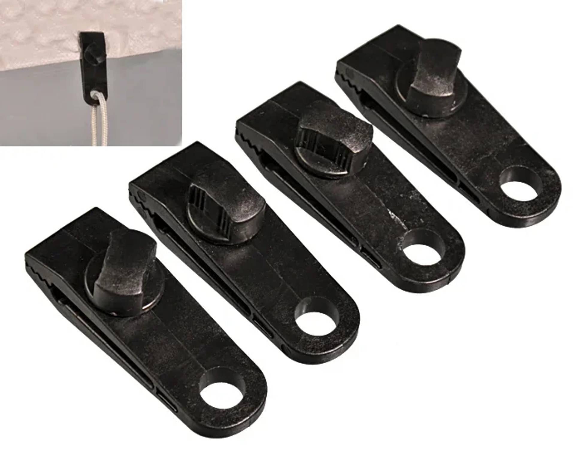 Schwarze Kunststoff-Gardinenstangenclips mit Schrauchlöchern, gezeigt mit einer kleinen Vergrößerung, die einen an einer Wand montierten Clip zeigt, der ein Seil oder eine Schnur hält.