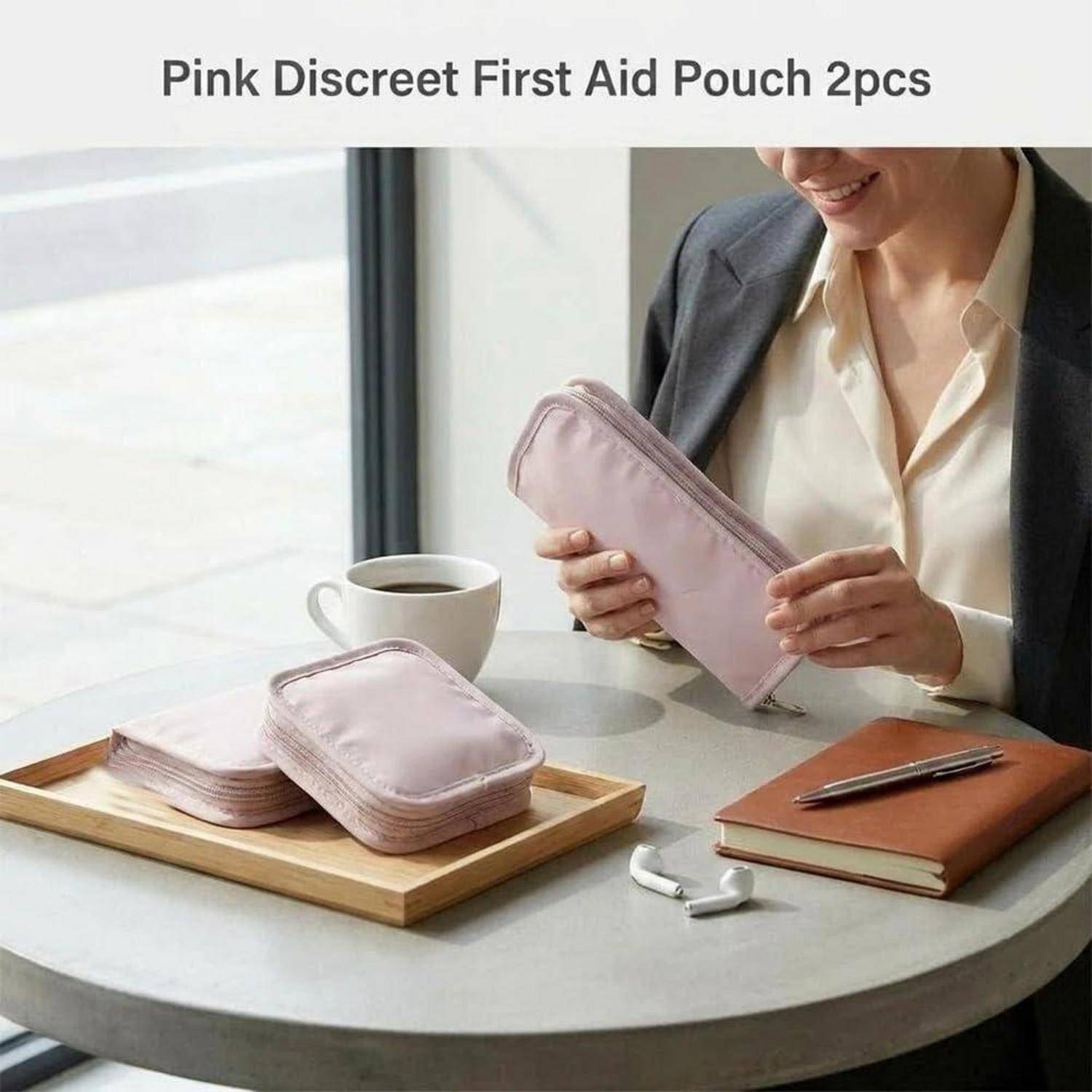 Rosa diskrete Erste-Hilfe-Täschchen, 2er-Set, auf einem Tisch gezeigt, wobei eine Frau eine Tasche hält.