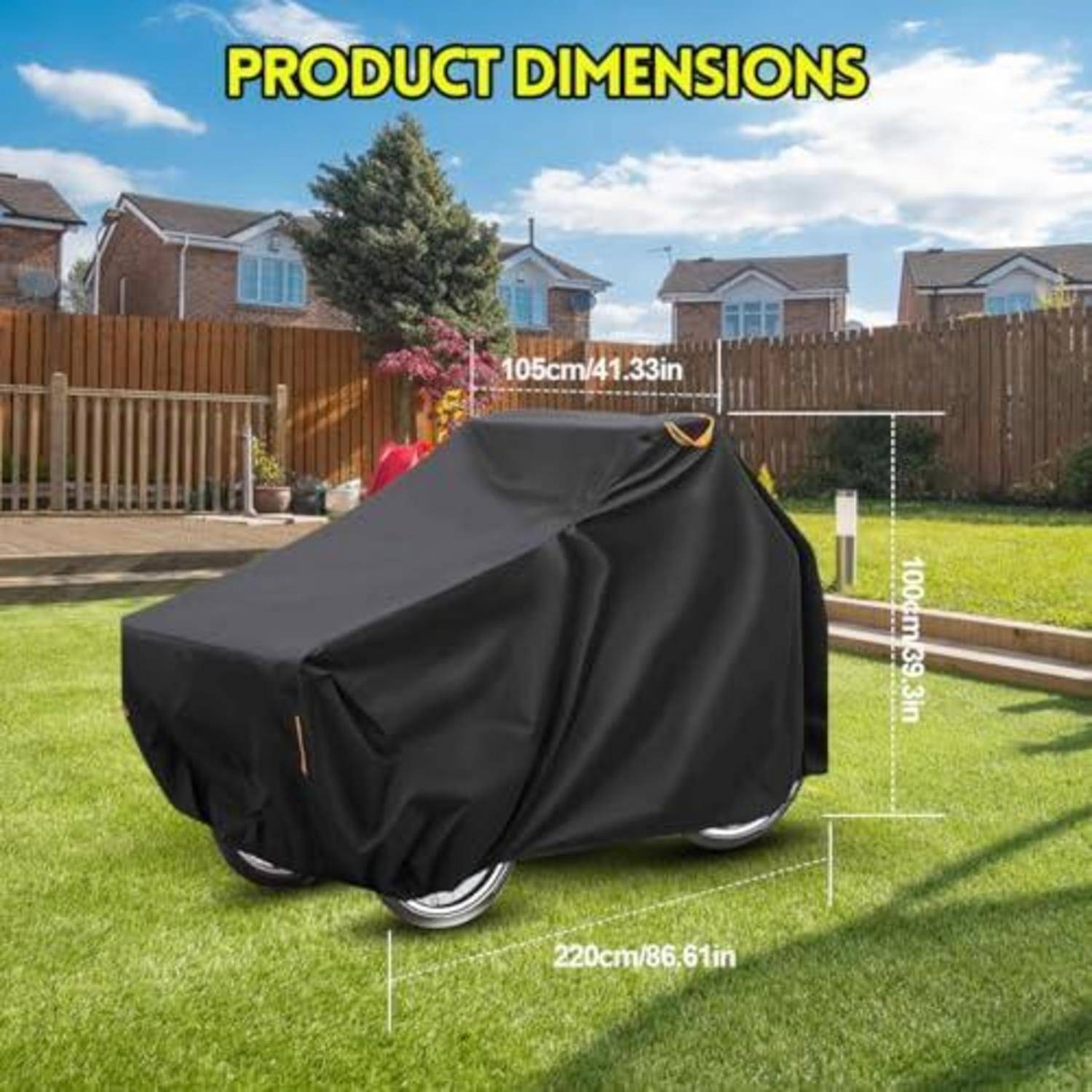 Schwarze Abdeckung über einem Motorrad in einem Hinterhof, gekennzeichnet mit Produktabmessungen: 220 cm lang, 105 cm breit und 100 cm hoch.