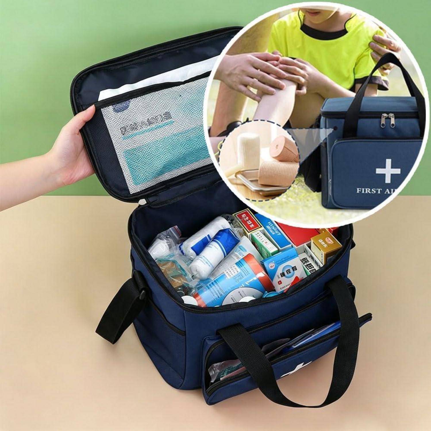 Offene blaue Erste-Hilfe-Tasche gefüllt mit medizinischen Utensilien, gezeigt mit einer Hand, die sie öffnet, und Einsatzbildern von Wundversorgung sowie einem Tragehenkel.