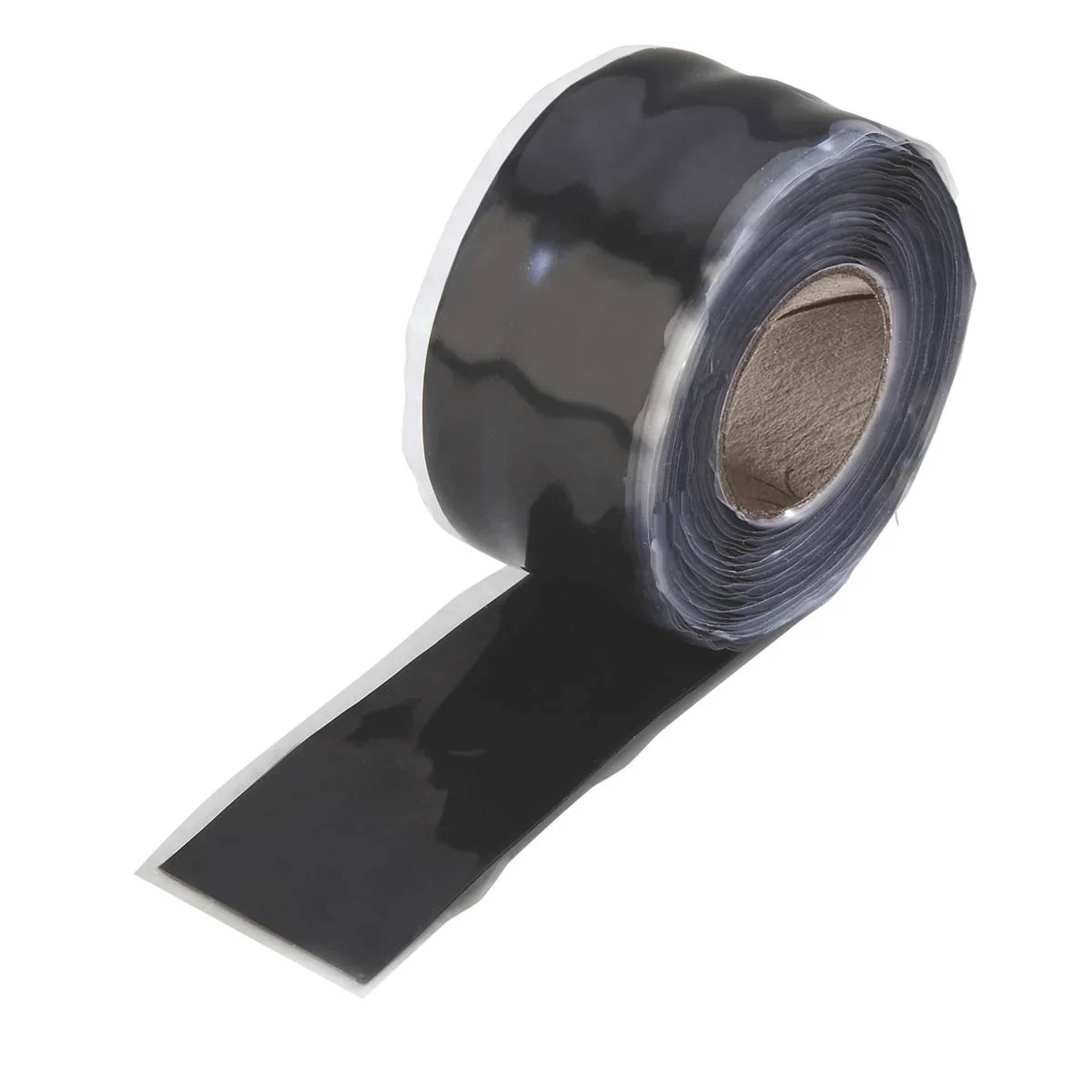 Eine Rolle schwarzes Klebeband mit einem abgerollten Streifen auf weißem Hintergrund.