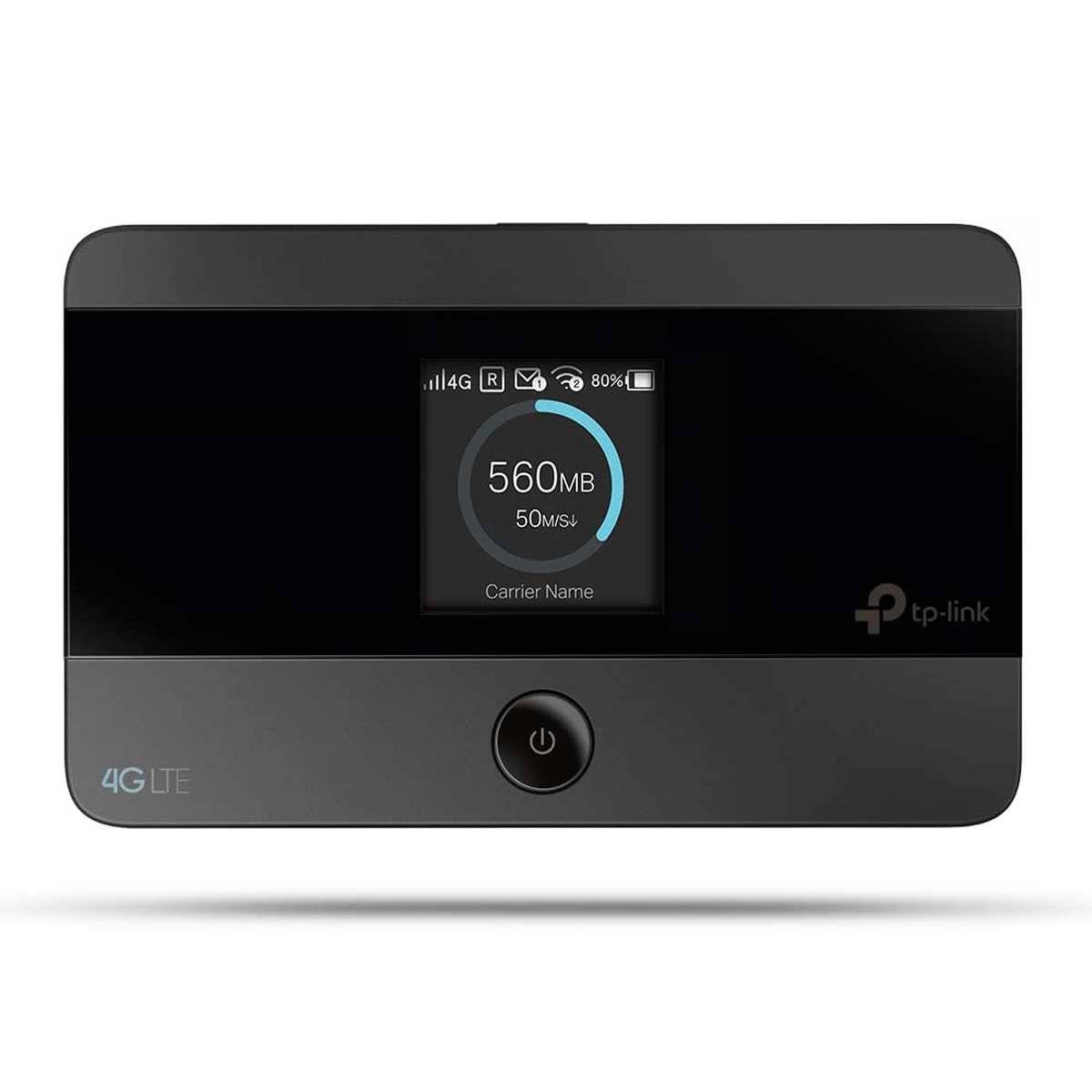 TP-Link 4G LTE mobiler Hotspot mit kleinem Bildschirm, der Signalstärke, Batteriestatus und Datennutzung anzeigt; Netztaste zentriert unter dem Display.