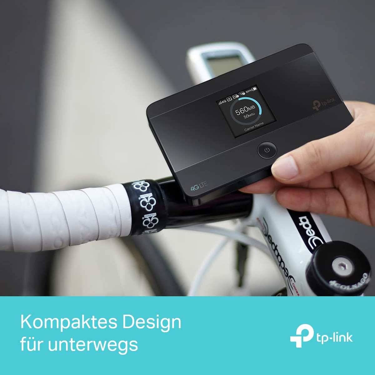 Hand hält einen TP-Link 4G LTE mobilen Wi-Fi Hotspot, der an einem Fahrradlenker befestigt ist; der Bildschirm zeigt einen Signal-/Datenstatus an, mit deutschem Text „Kompaktes Design für unterwegs" darunter.
