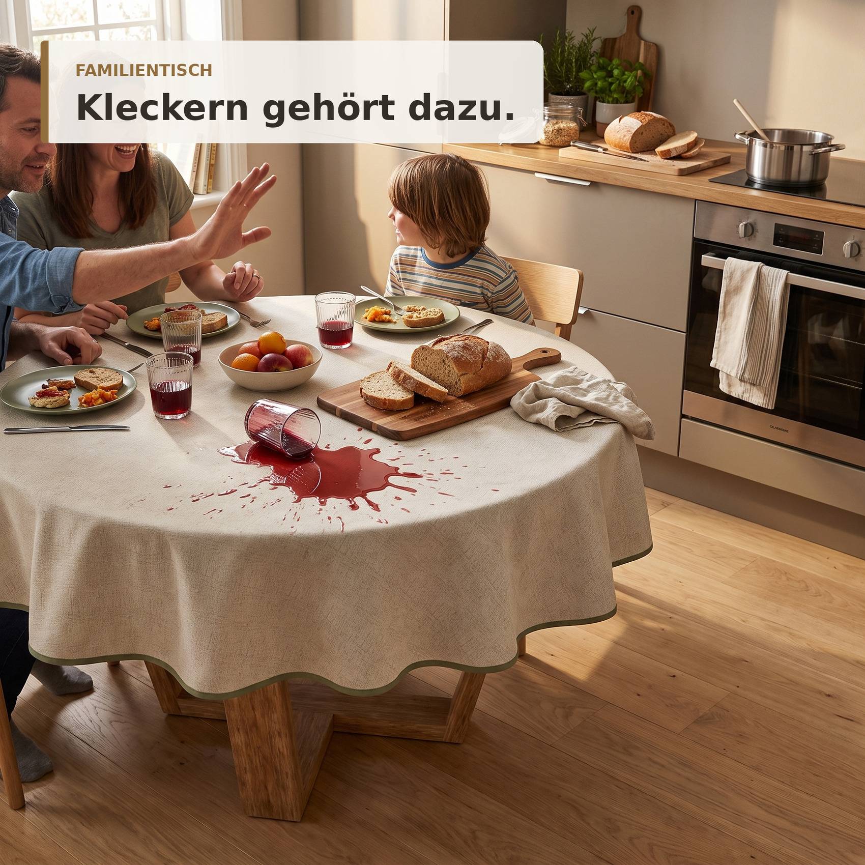 Familie am Esstisch mit verschüttetem rotem Getränk und Essen; Banner liest "FAMILIENTISCH Kleckern gehört dazu."