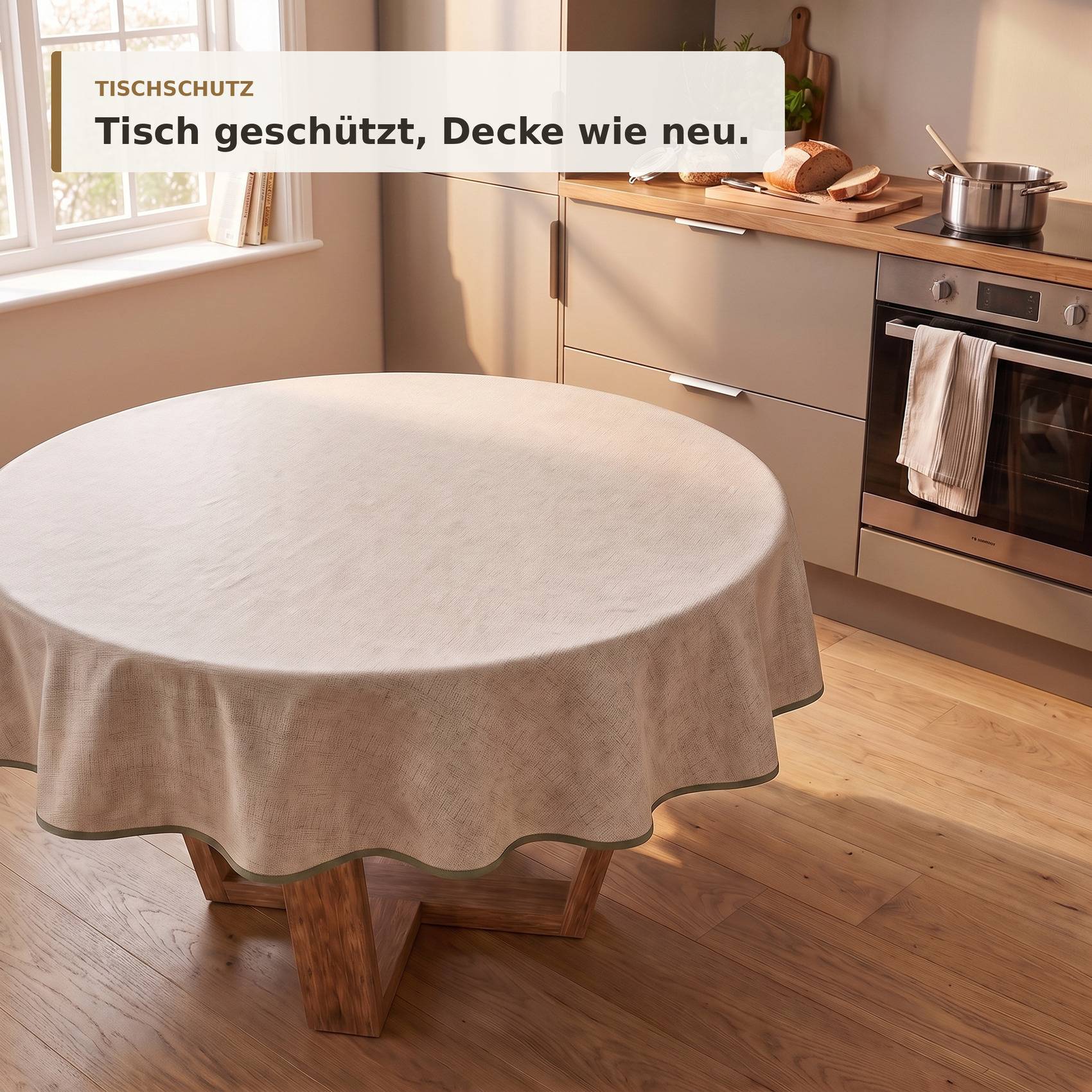Runder Esstisch mit beigem Tischschutz in einer hellen Küche; deutscher Text lautet „TISCHSCHUTZ" und „Tisch geschützt, Decke wie neu."