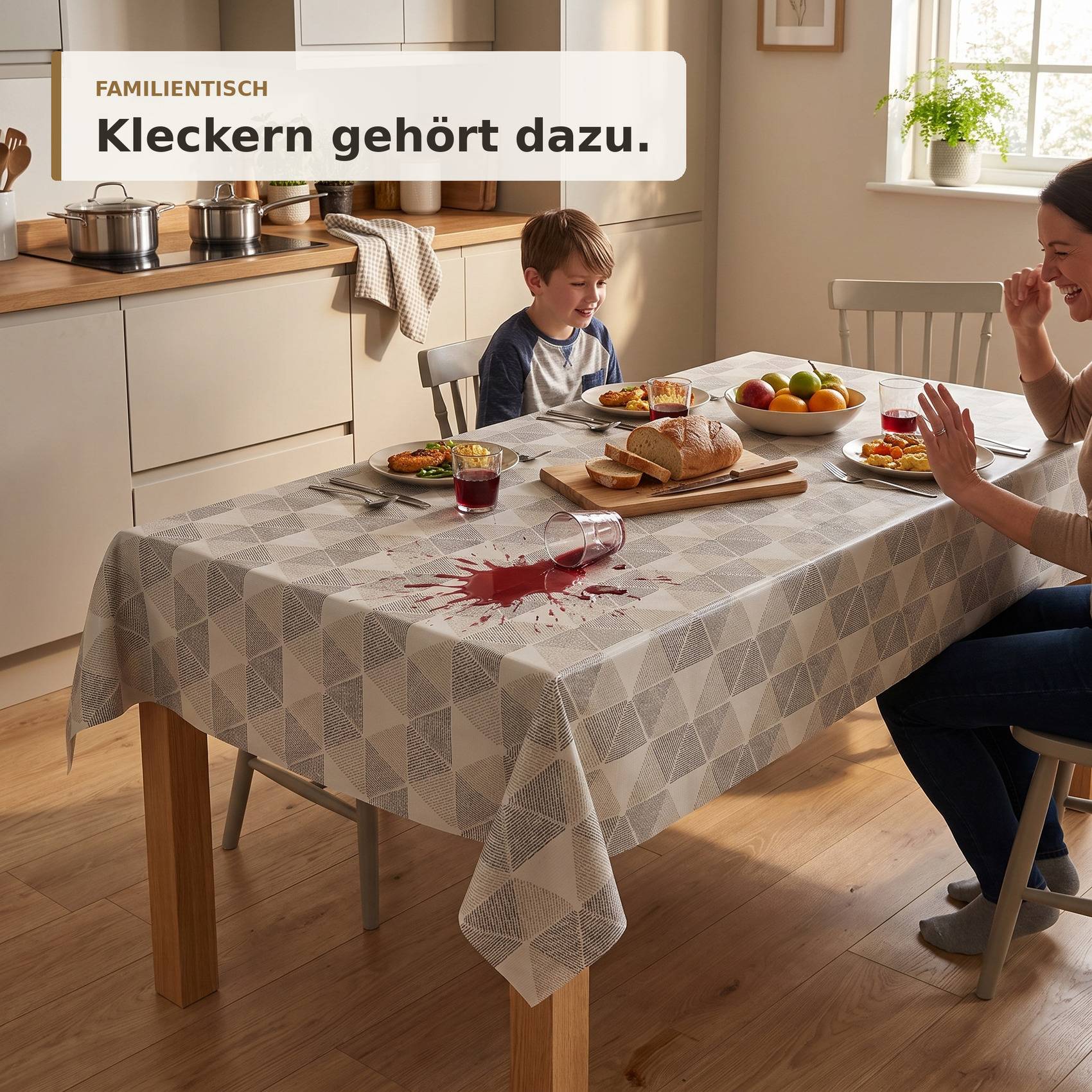 Familientisch mit verschüttetem Getränk und beflecktem Tischuch; deutscher Text sagt „Kleckern gehört dazu." (Verschüttungen gehören dazu).