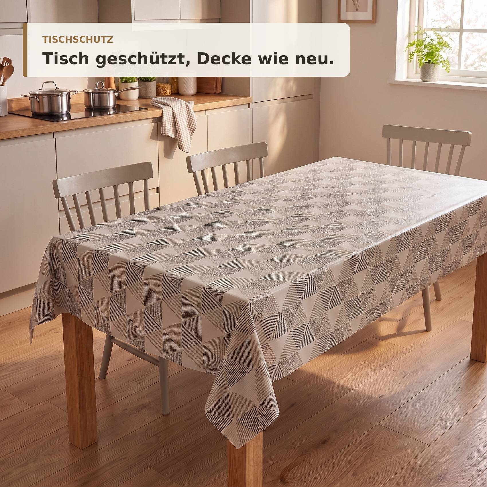 Ein Esstisch mit einer gemusterten Schutzdecke in einer hellen Küche; der Text lautet „TISCHSCHUTZ" und „Tisch geschützt, Decke wie neu."