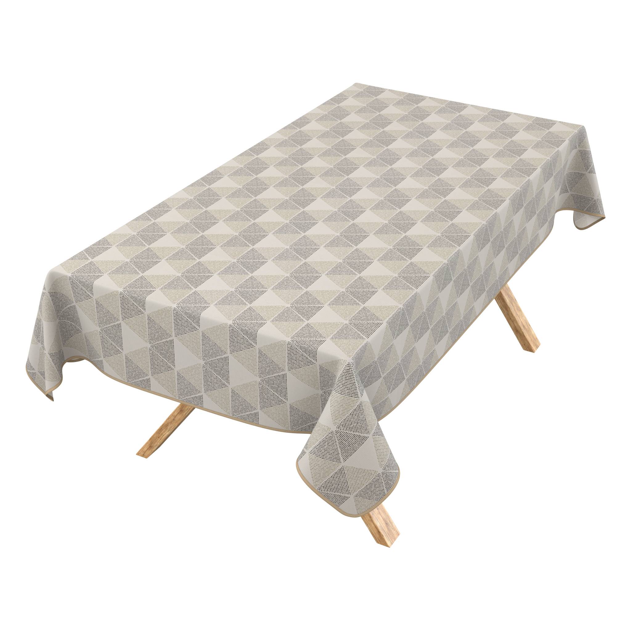 Ein rechteckiger Tisch mit einer grau gemusterten geometrischen Tischdecke, die über die Kanten drapiert ist, auf weißem Hintergrund.