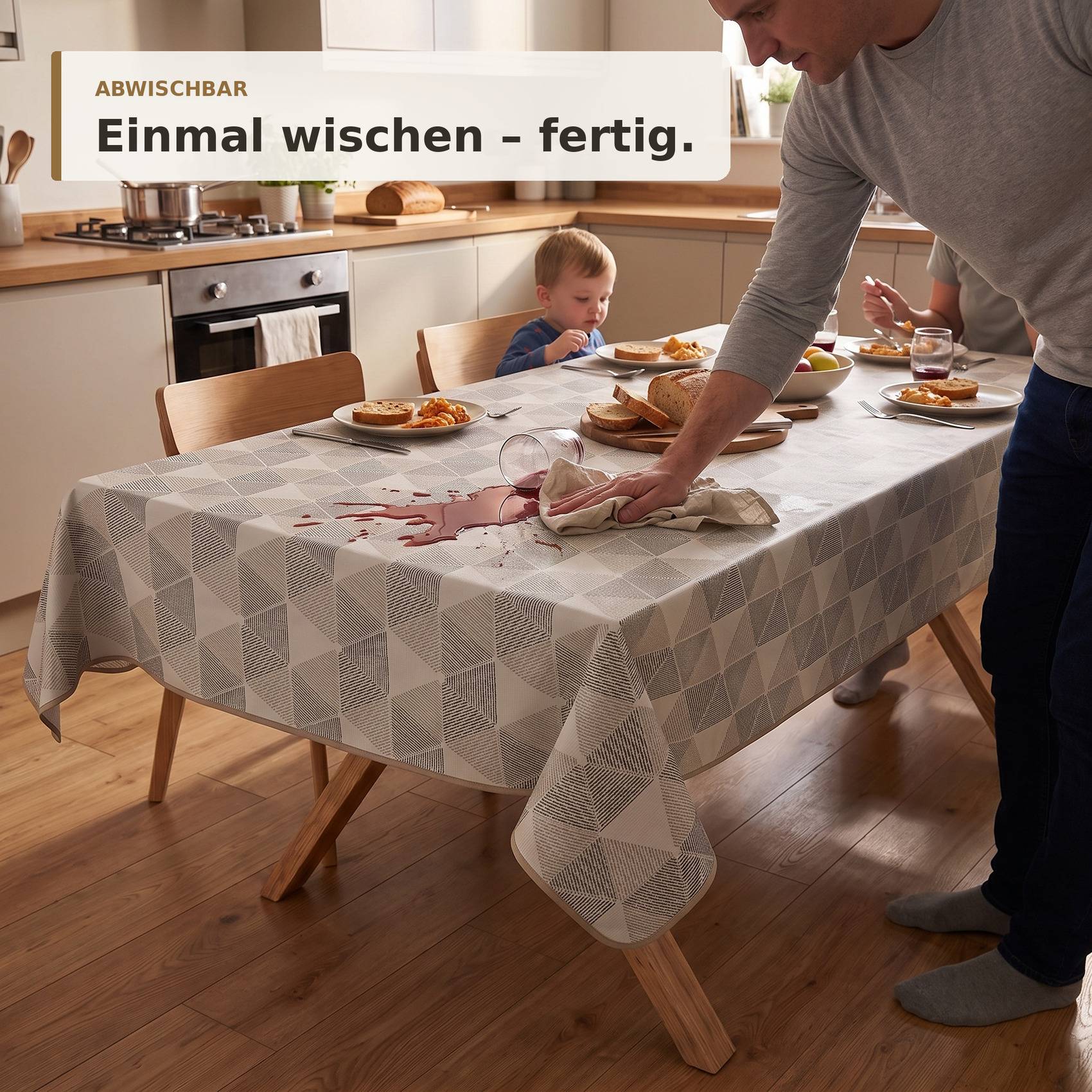Ein Mann wischt ein verschüttetes rotes Getränk von einer Tischdecke in einem Esszimmer ab, während ein Kind am Tisch isst; Text sagt „ABWISCHBAR" und „Einmal wischen - fertig."
