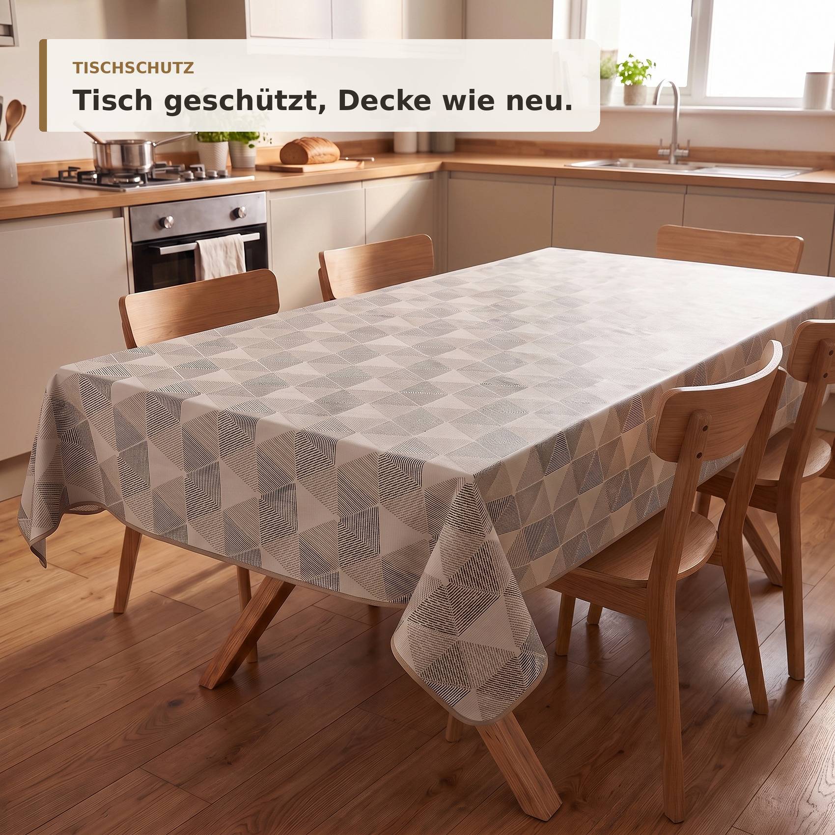 Ein Esstisch mit einer gemusterten Tischdecke in einer hellen Küche; der Text sagt „TISCHSCHUTZ" und „Tisch geschützt, Decke wie neu."